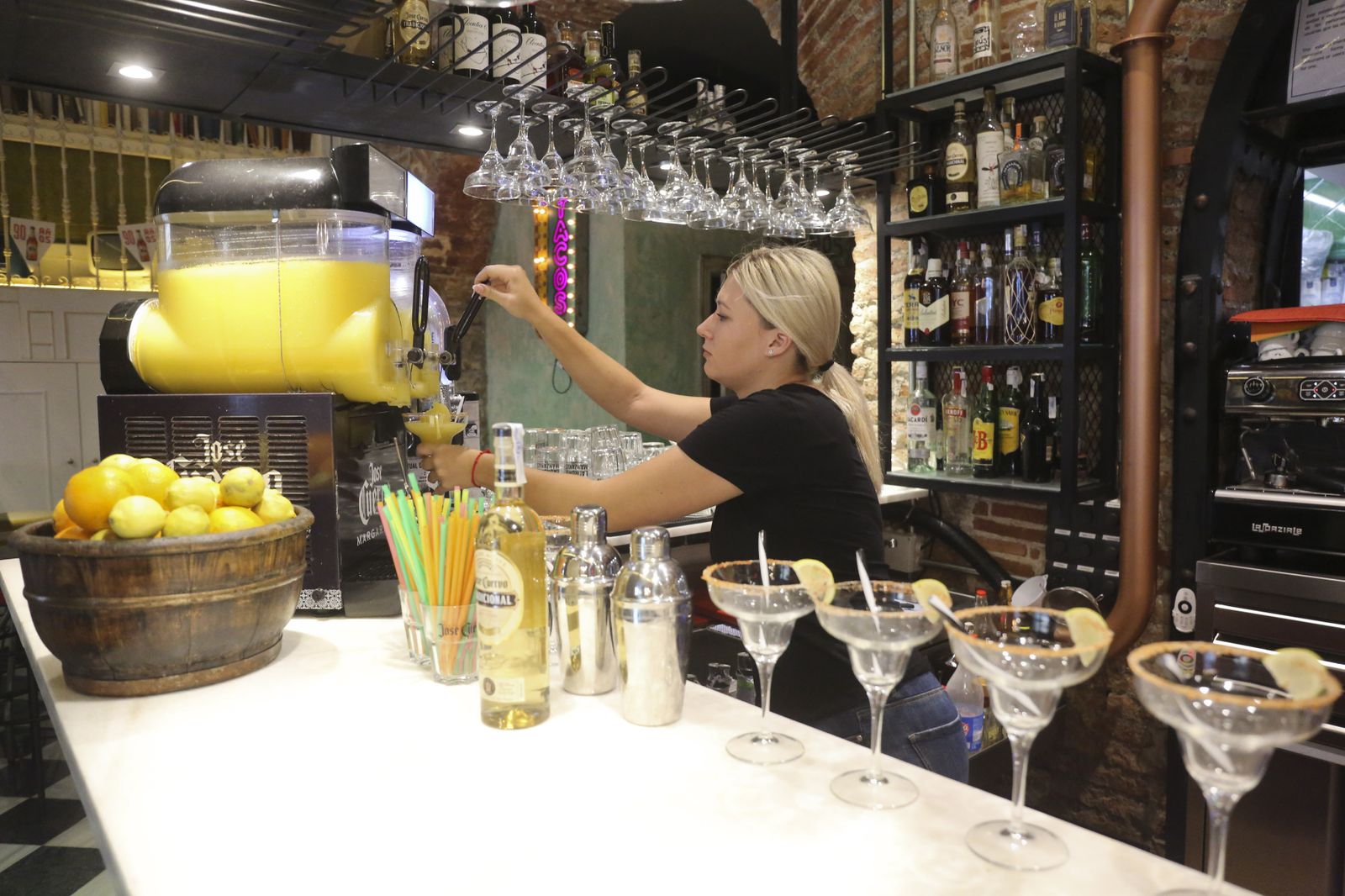 Una camarera trabaja en un restaurante de Málaga