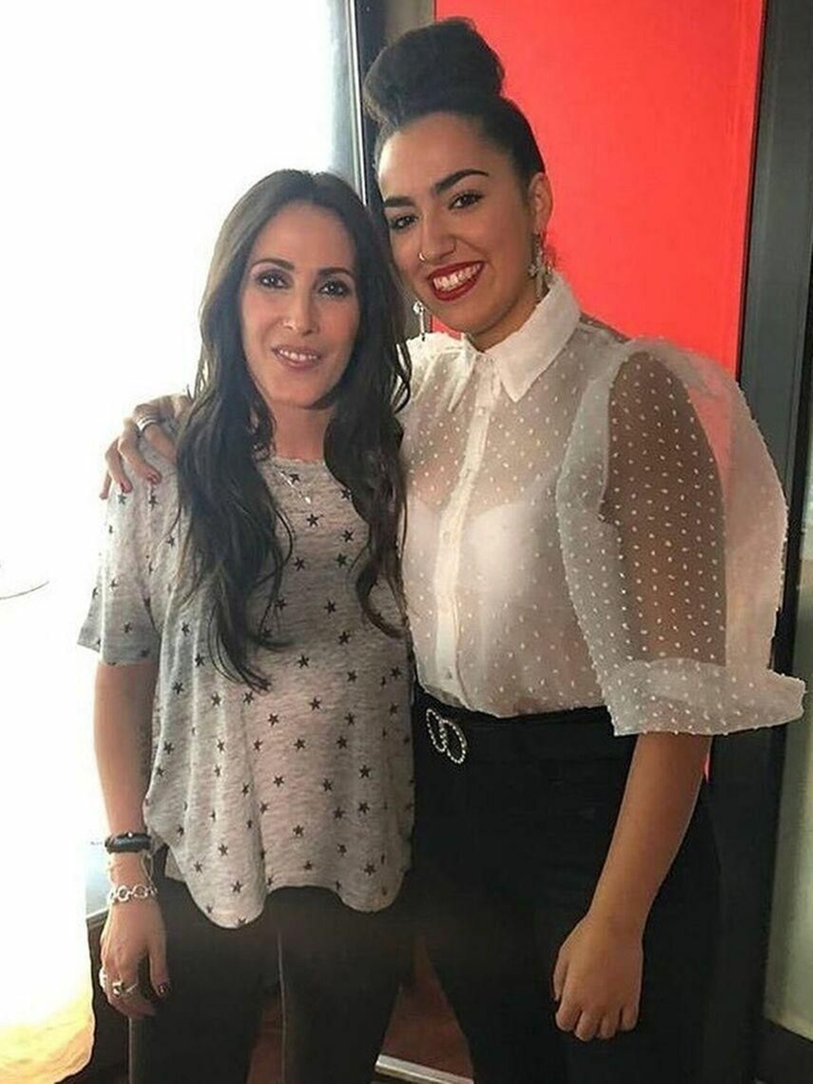 Malú, en la foto con una fan que hizo saltar las alarmas al apreciarsele tripita.