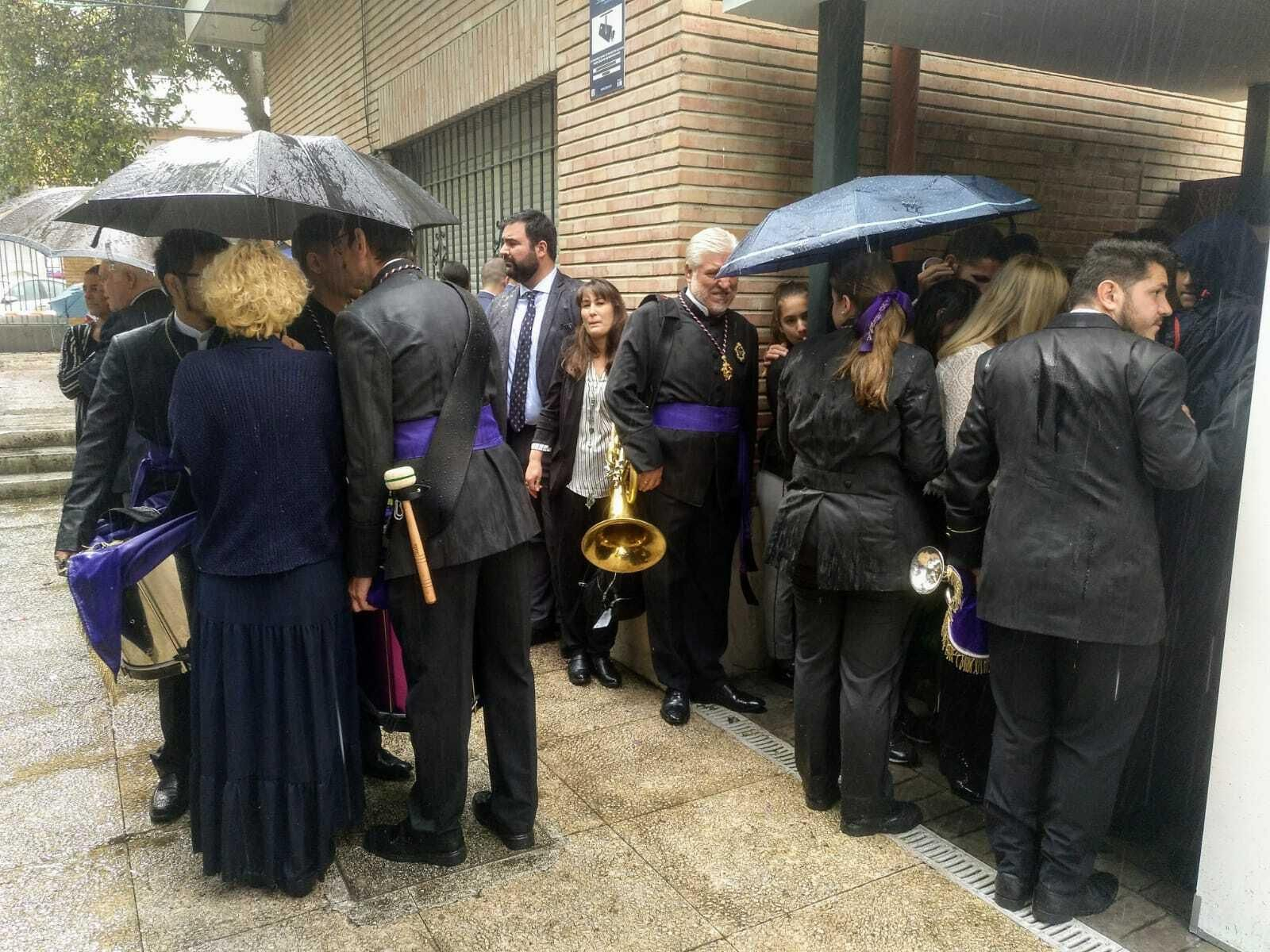 Público y músico se resguarda de la lluvia en Las Cigarreras.