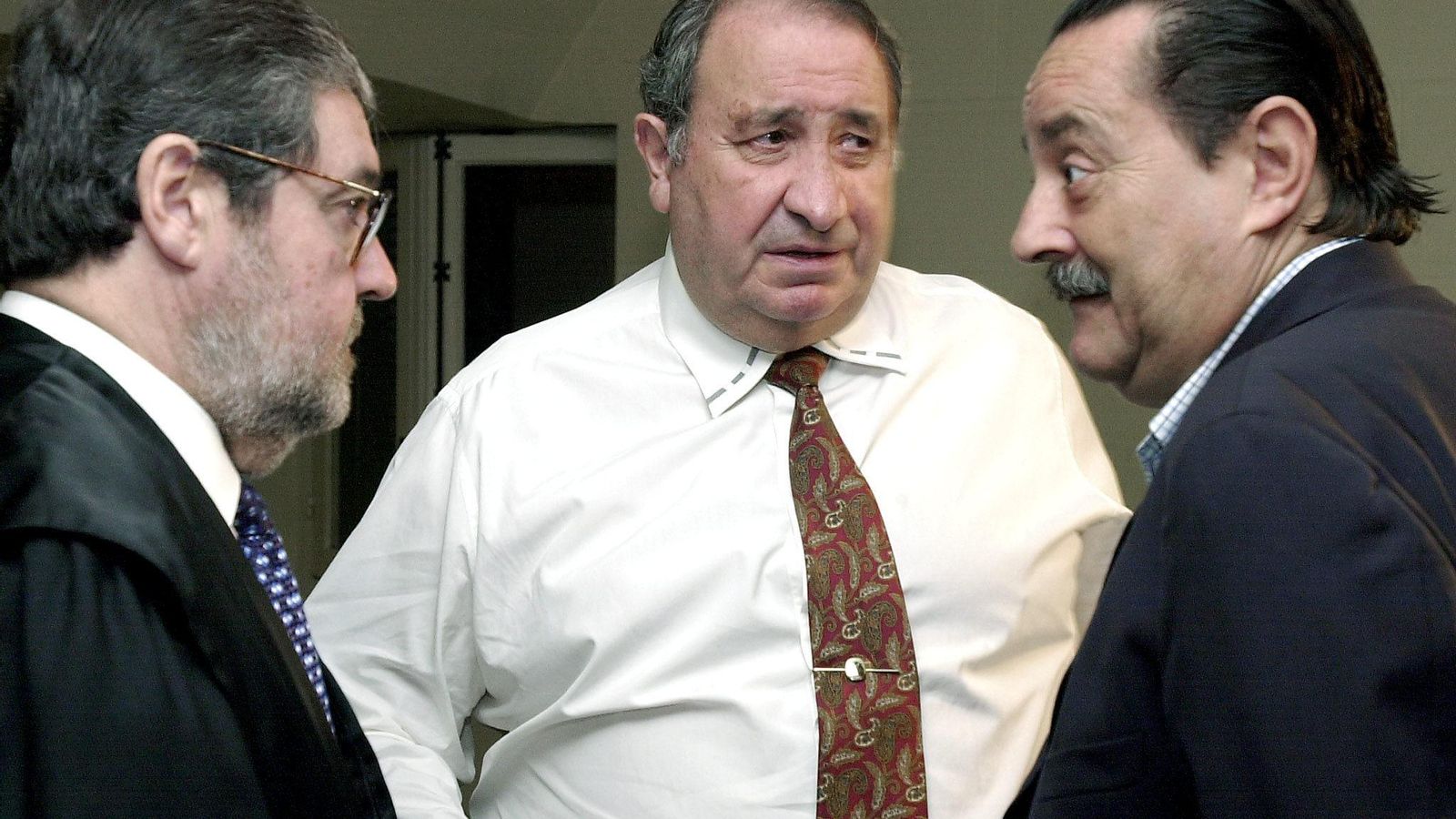 Jesús Gil dimite por sus implicaciones en casos de corrupción y Julián Muñoz le releva en 2002 como alcalde de Marbella