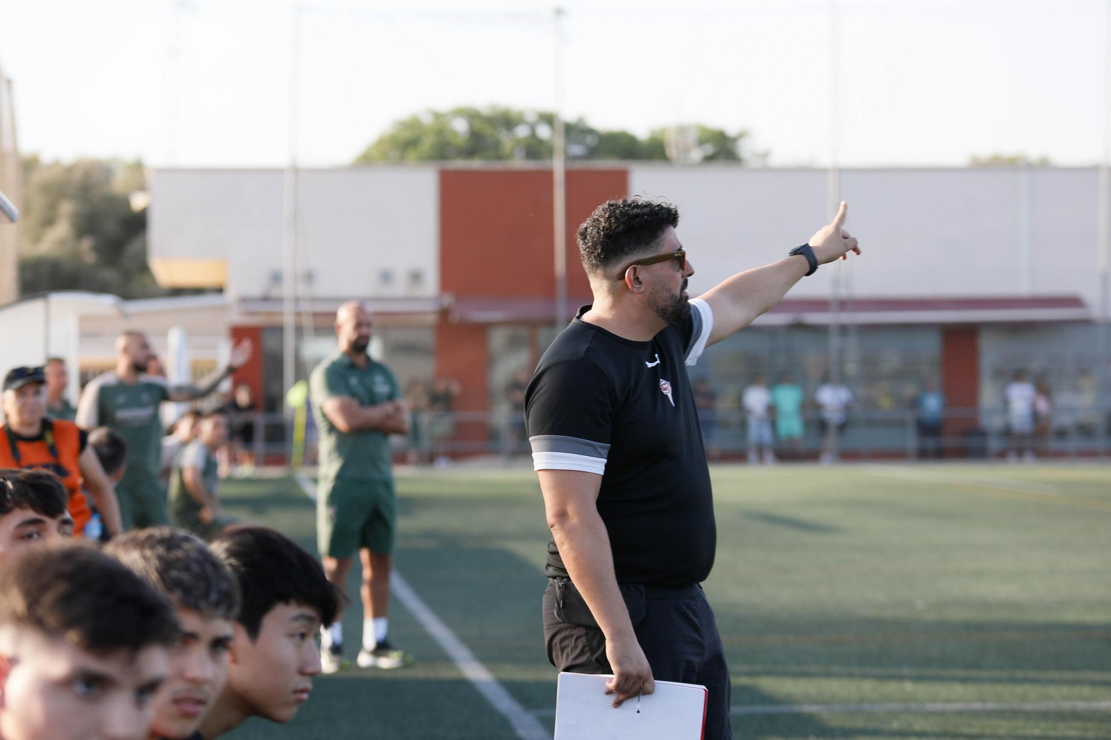 El técnico melillense realiza indicaciones a los futbolistas del conjunto cañaero durante su papel como segundo entrenador.