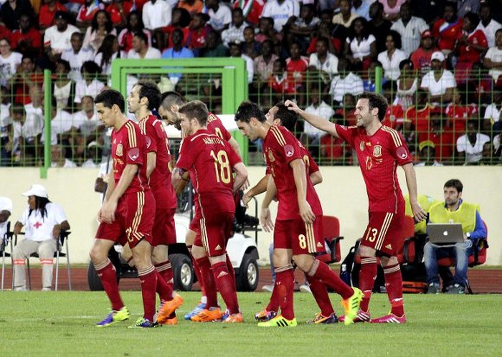España gana a una digna Guinea Ecuatorial (1-2)