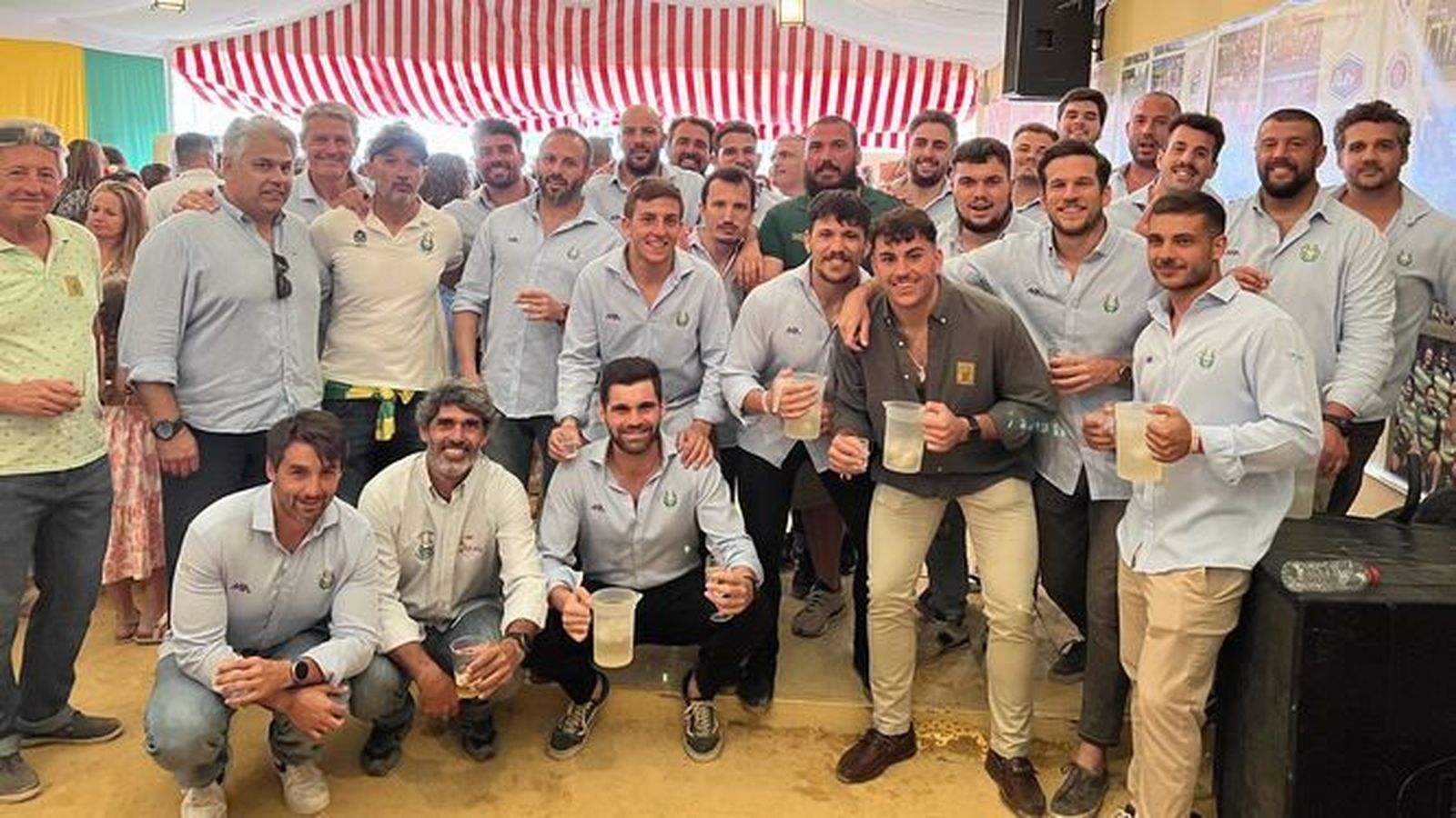 Imagen del equipo a su llegada a la caseta de feria para celebrar la importante victoria lograda en Granada.