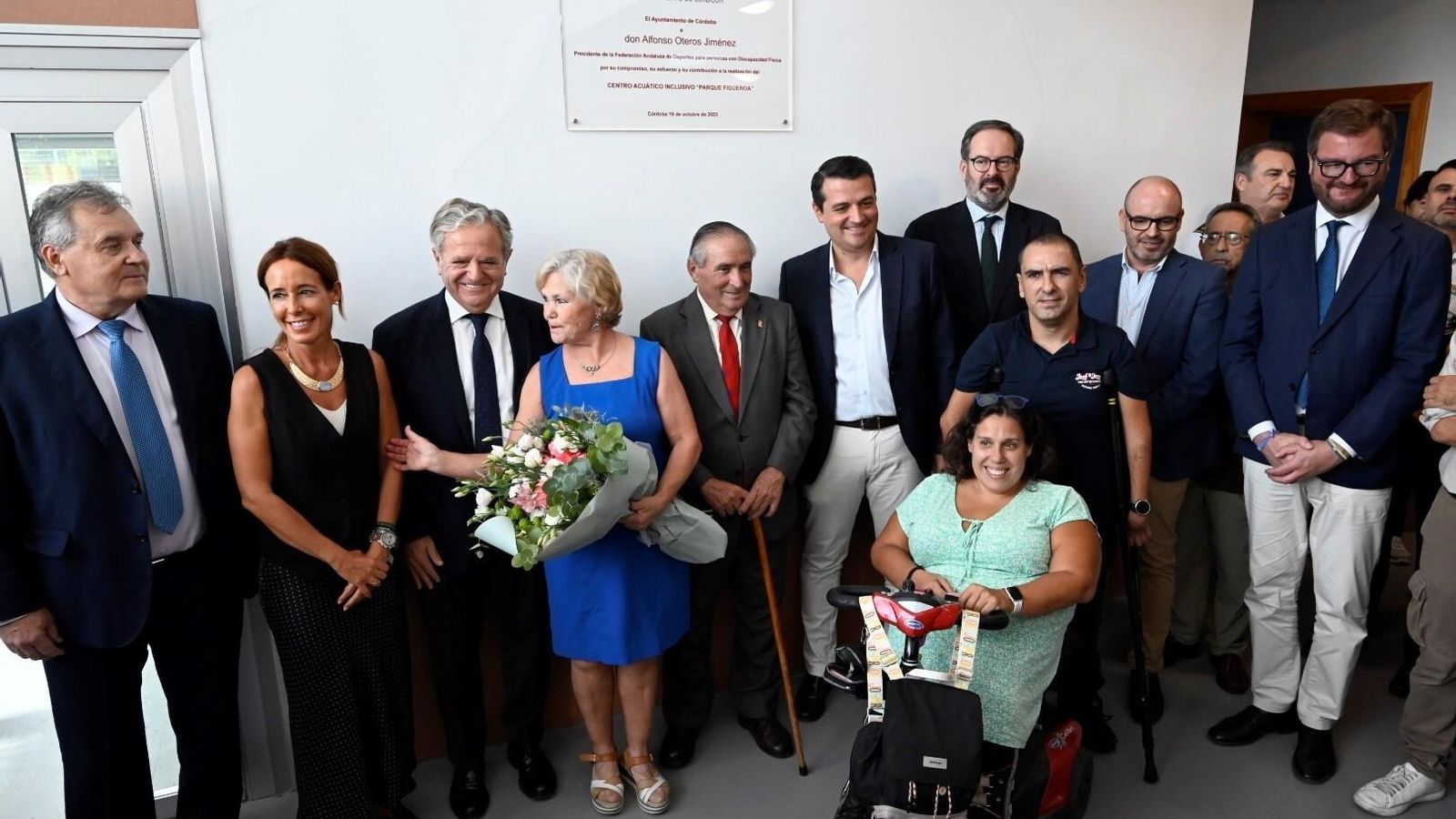 Las autoridades, junto a Alfonso Otero, tras el descubrimiento de la placa que da nombre a la instalación. Las autoridades, junto a Alfonso Otero, tras el descubrimiento de la placa que da nombre a la instalación.