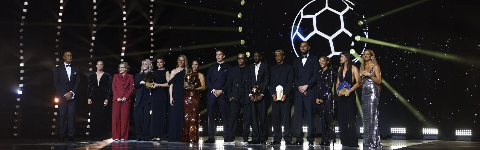 Una imagen de grupo con los ganadores del Ballon d'Or 2025.