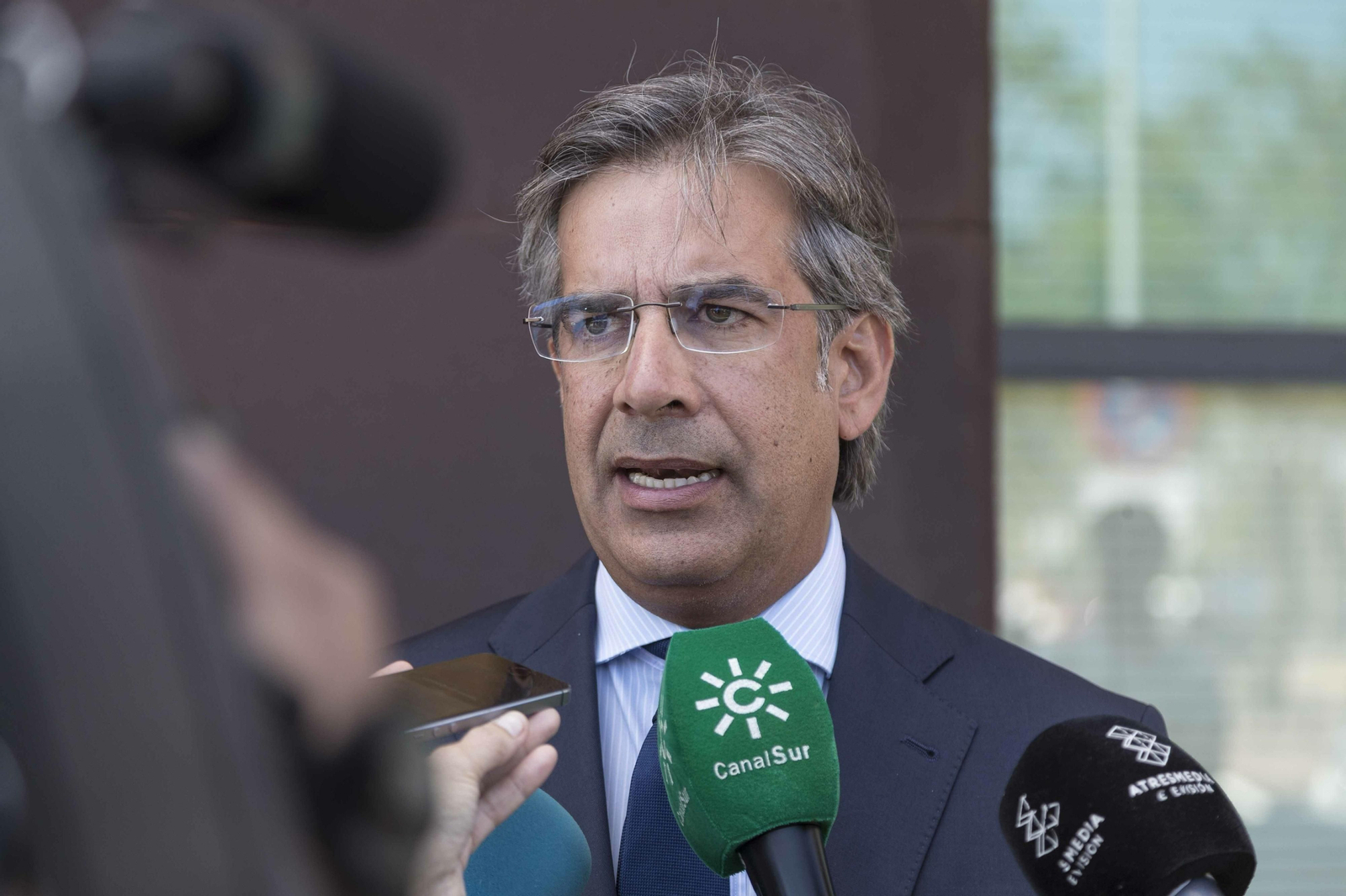 El abogado de los padres, Javier Jaenes, atiende a la prensa en la puerta del juzgado.