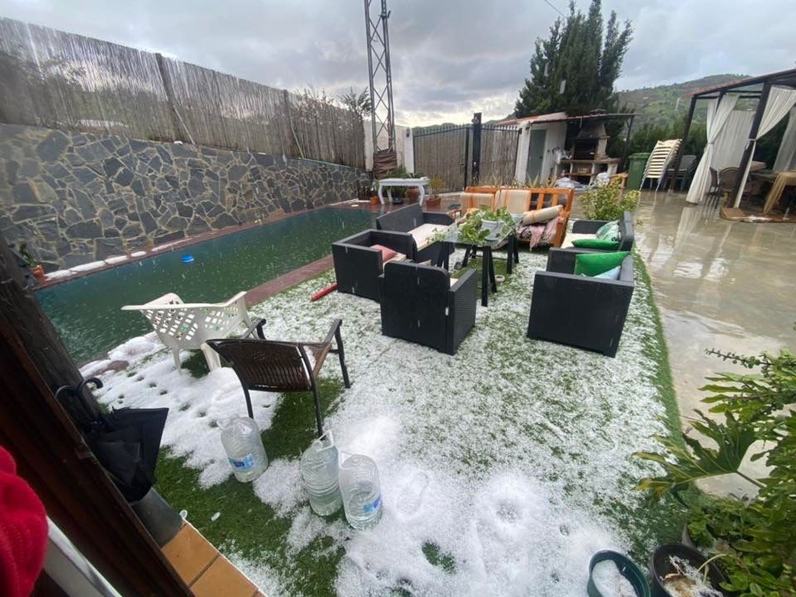 Un patio en Cájiz recoge la granizada.