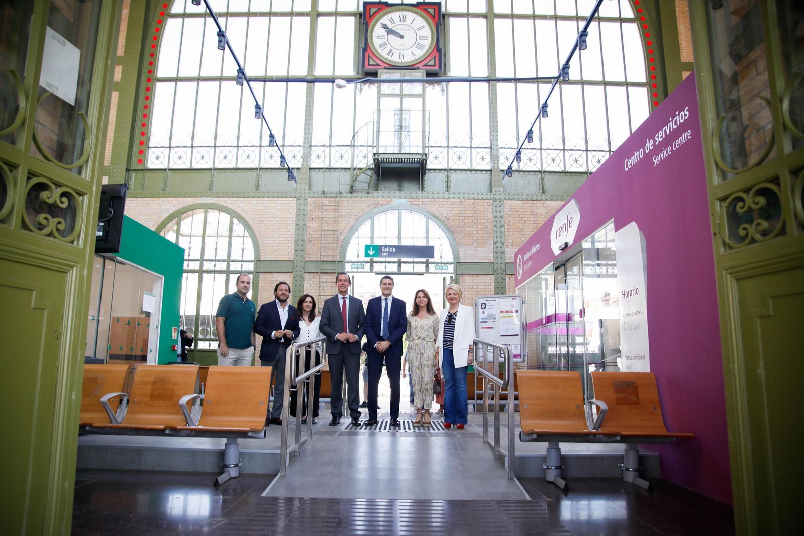 El delegado del Gobierno, Pedro Fernández, visita la estación histórica de Renfe en Almería, en imágenes