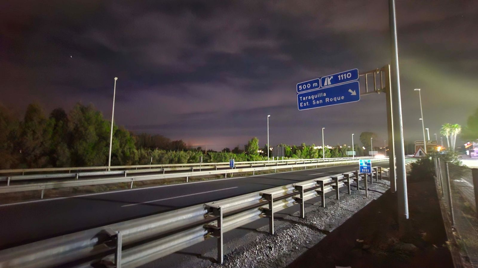 El robo de los cables de cobre continua apagando la A-7.  Los hurtos han paralizado la red ferroviaria hace muchos años dejando a oscuras la mayor parte de los tramos de la autovía a su paso por Algeciras, Los Barrios, San Roque y La Línea.