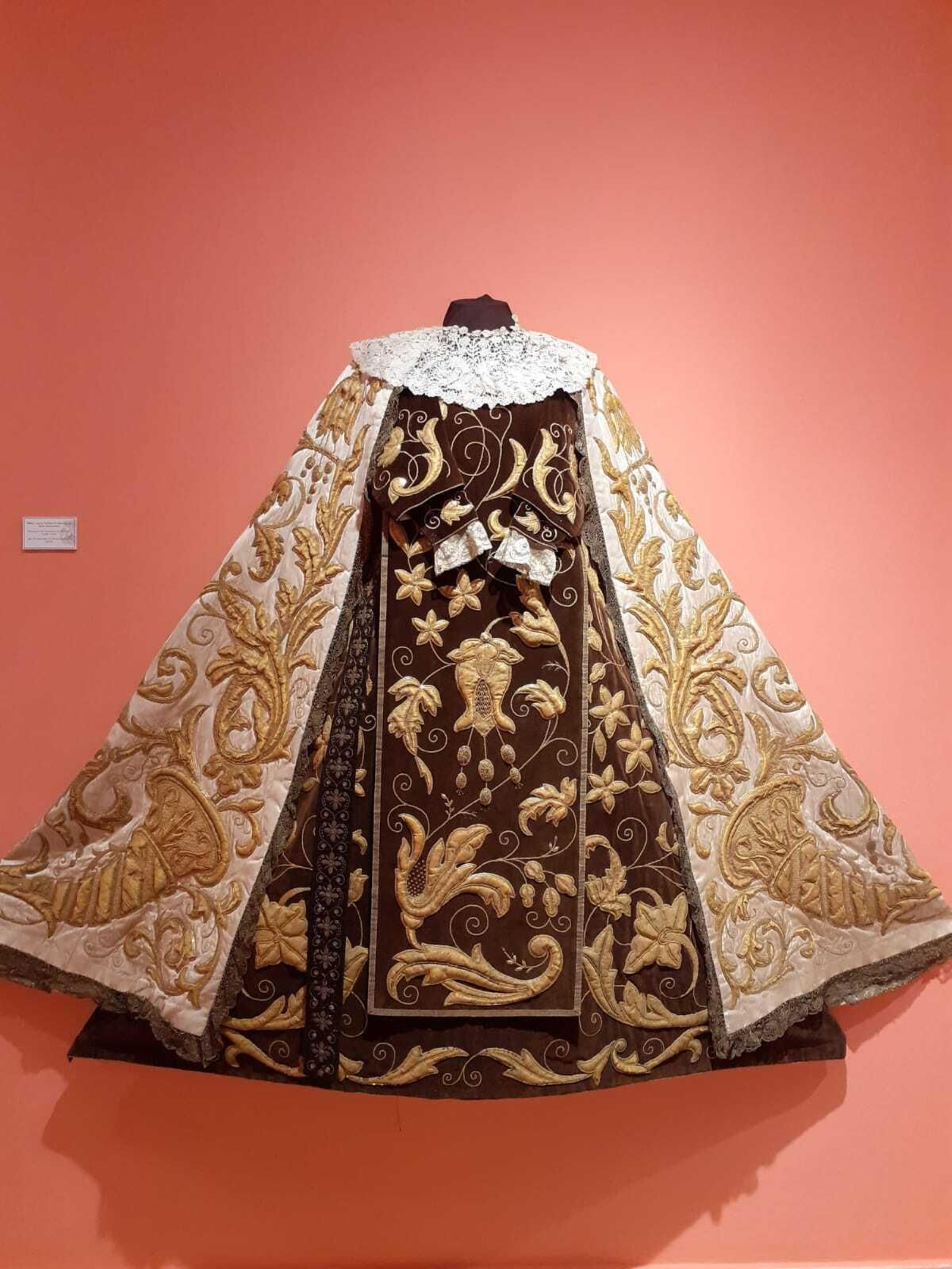 Así es la exposición de bordados de la Cofradía del Carmen