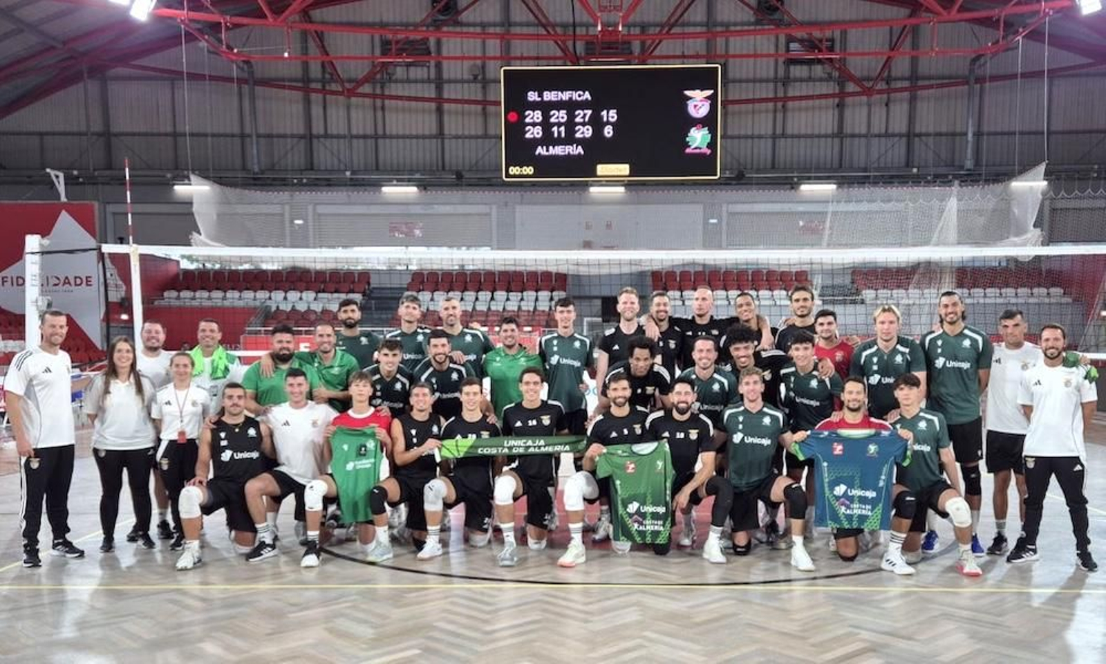 Los jugadores del conjunto almeriense y los del equipo portugués posan tras la conclusión de uno de sus amistosos.