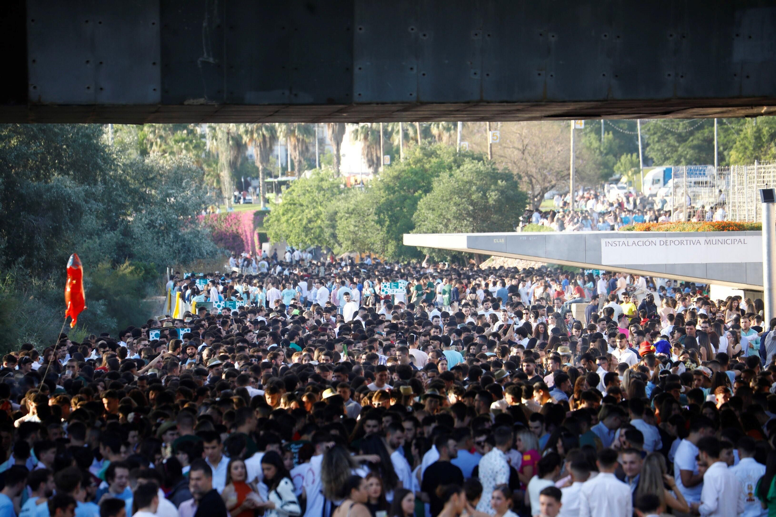 El clásico botellón del Miércoles de la Feria de Córdoba, en imágenes