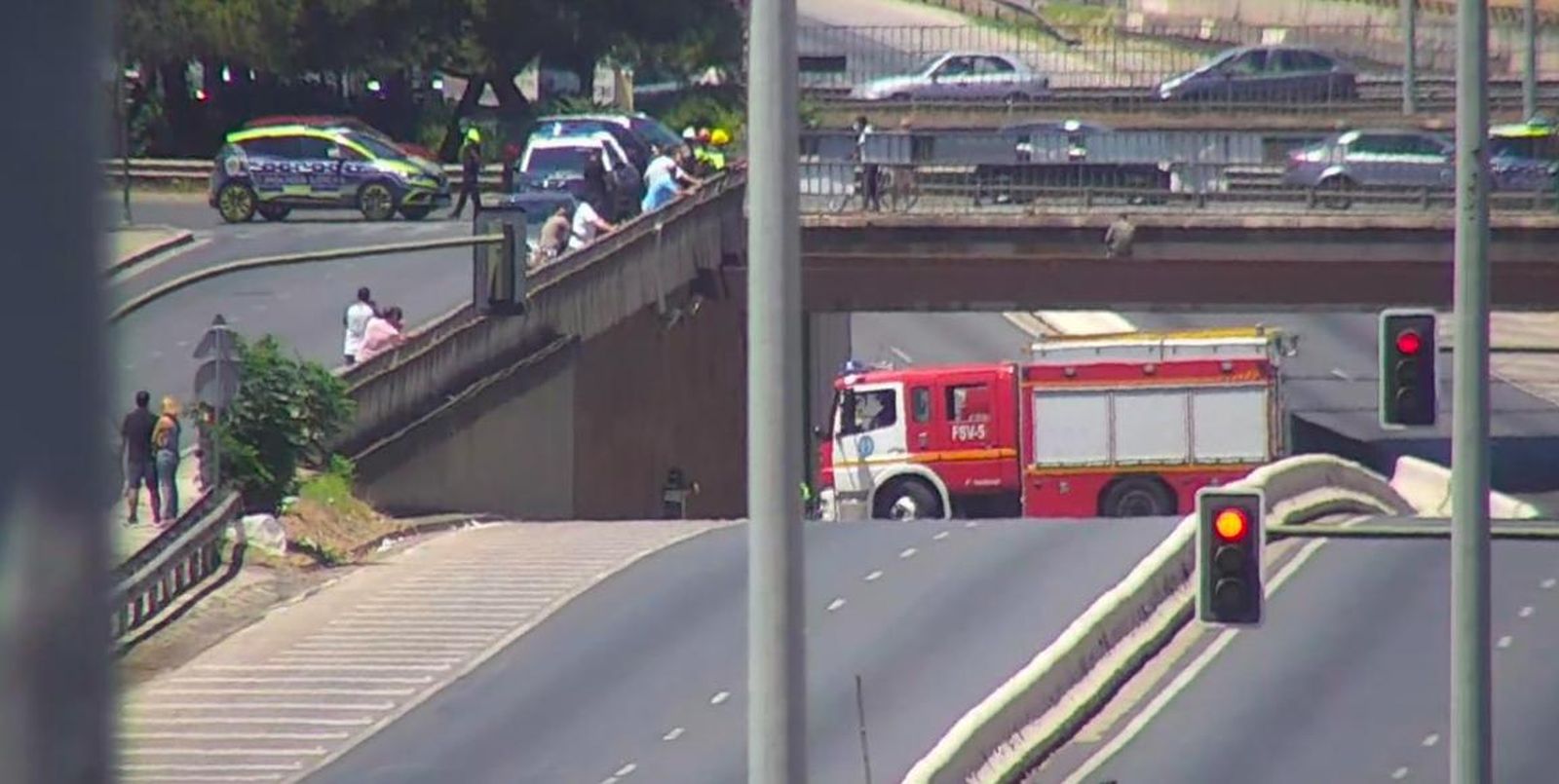 El hombre, subido a la viga del puente de la Ronda Urbana Norte este domingo.