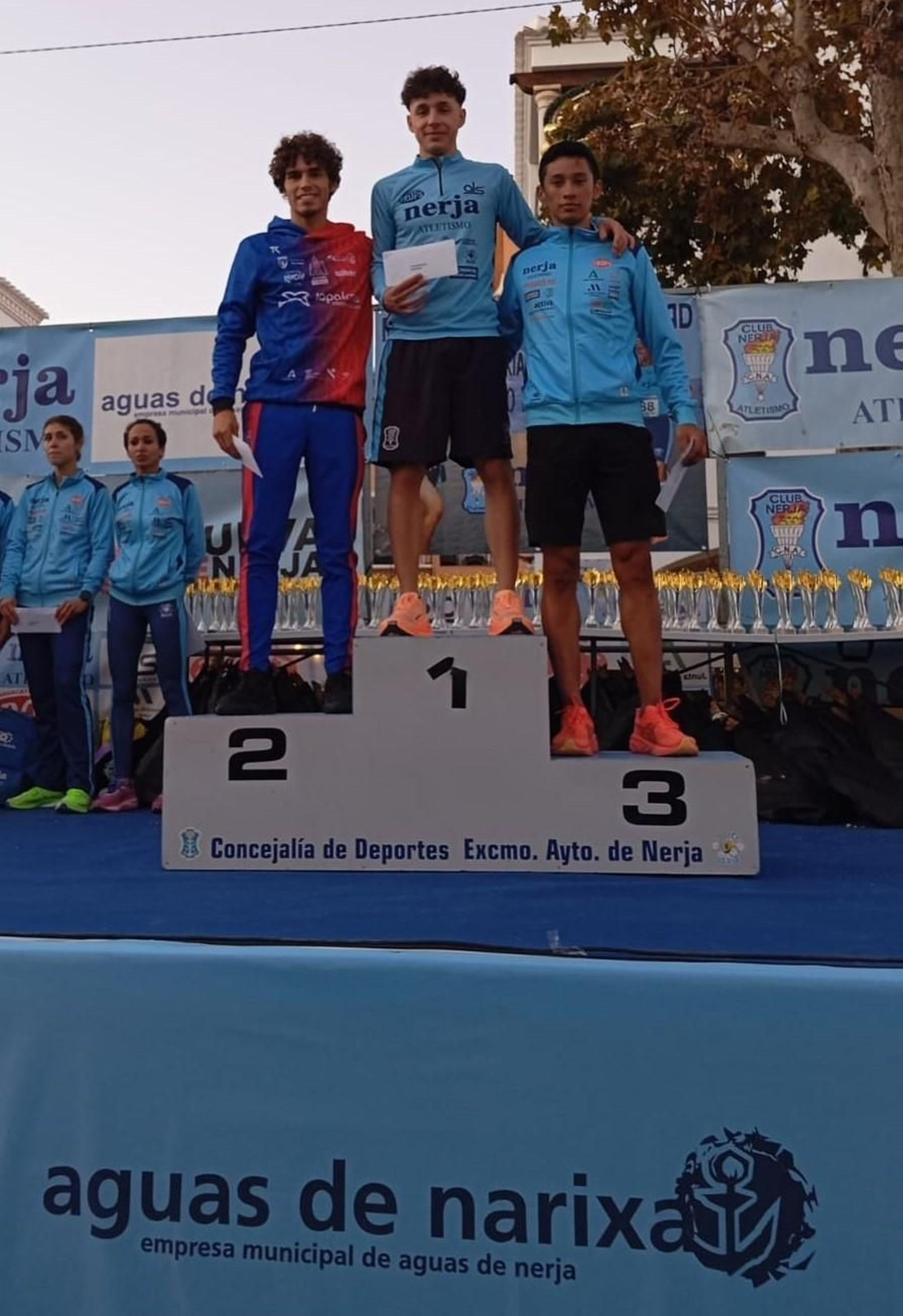 Nazha Machrouch y Mario Espárraga se imponen en la Milla de Navidad de Nerja