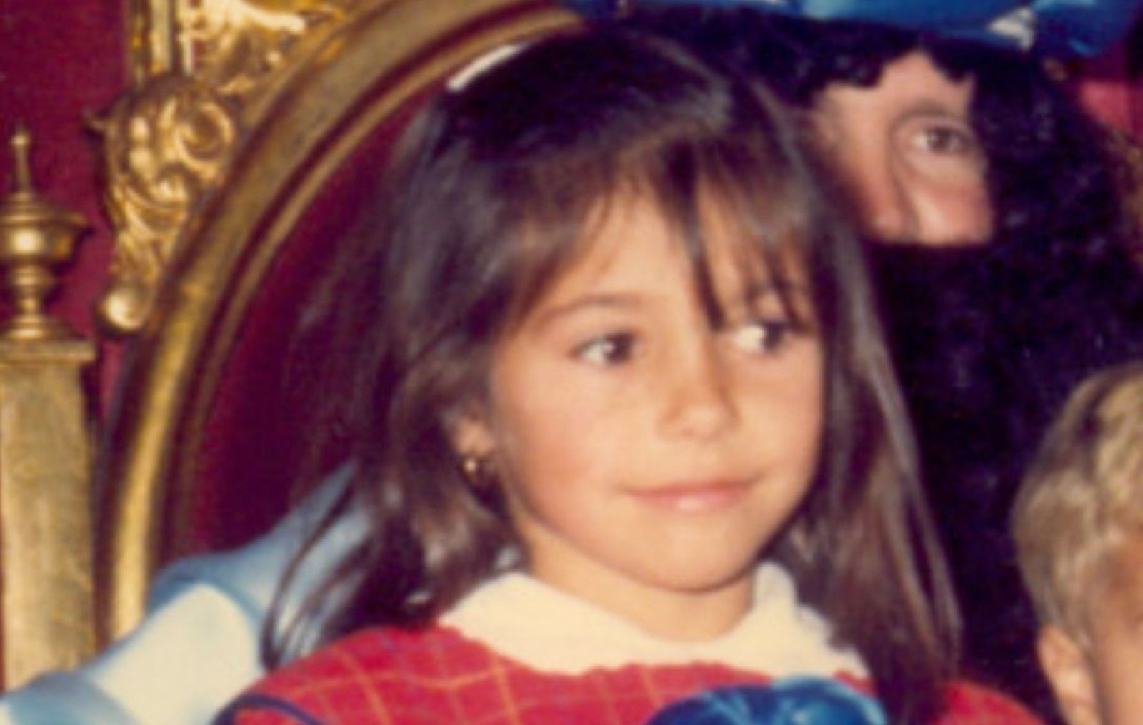 Aquellas navidades. La candidata del PP a la Alcaldía de Rota ha elegido esta fotografía de su infancia por entender que refleja que “todos seguimos teniendo una parte de niños;de ilusión, magia y deseos de las cosas buenas que nos pueden pasar”. Con esta instantánea junto al Cartero Real recuerda que de pequeña disfrutaba mucho de la Navidad, como lo sigue haciendo ahora “a tope” con sus hijos.