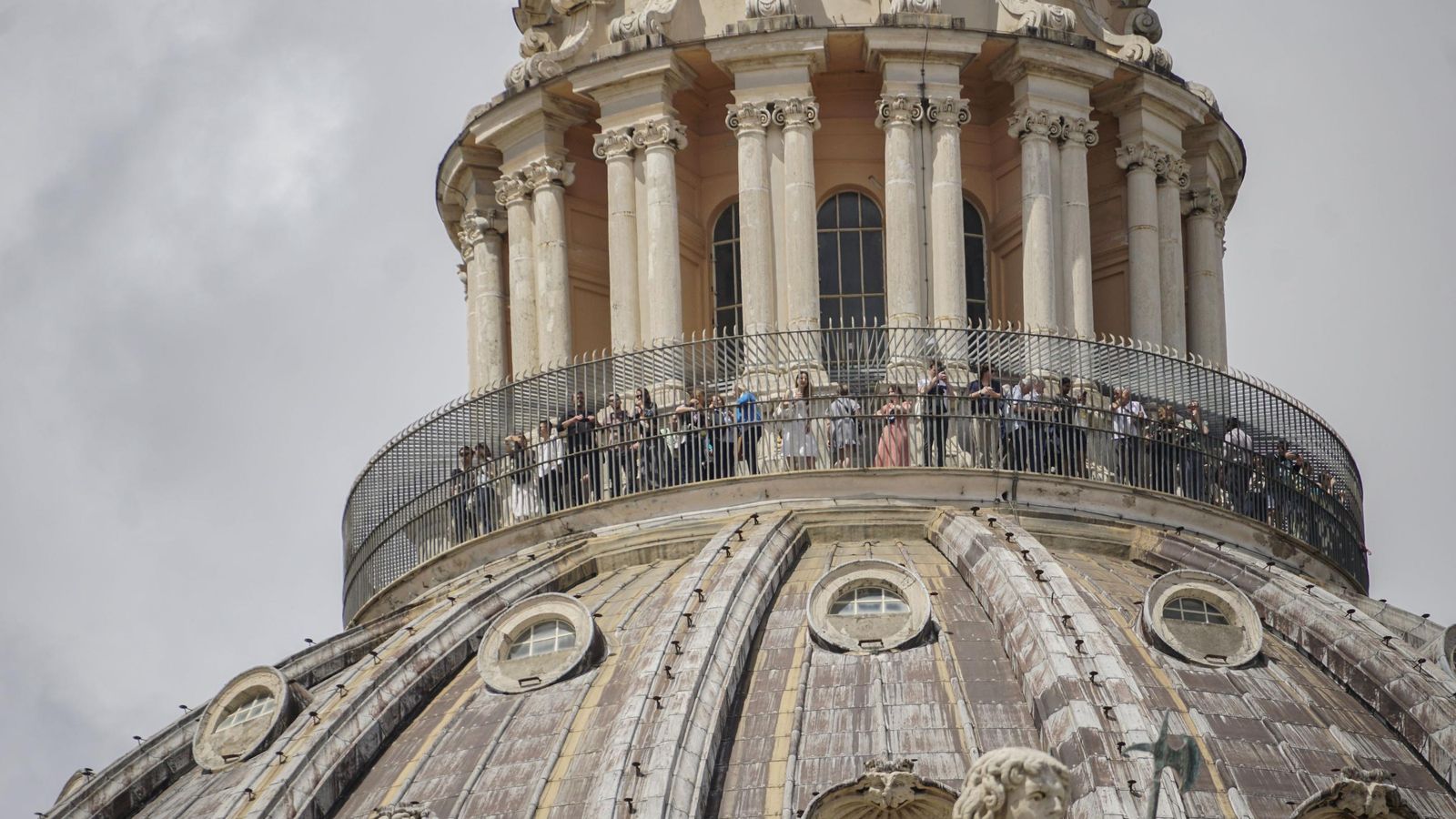 Las imágenes de las vísperas del cónclave en la Plaza de San Pedro del Vaticano