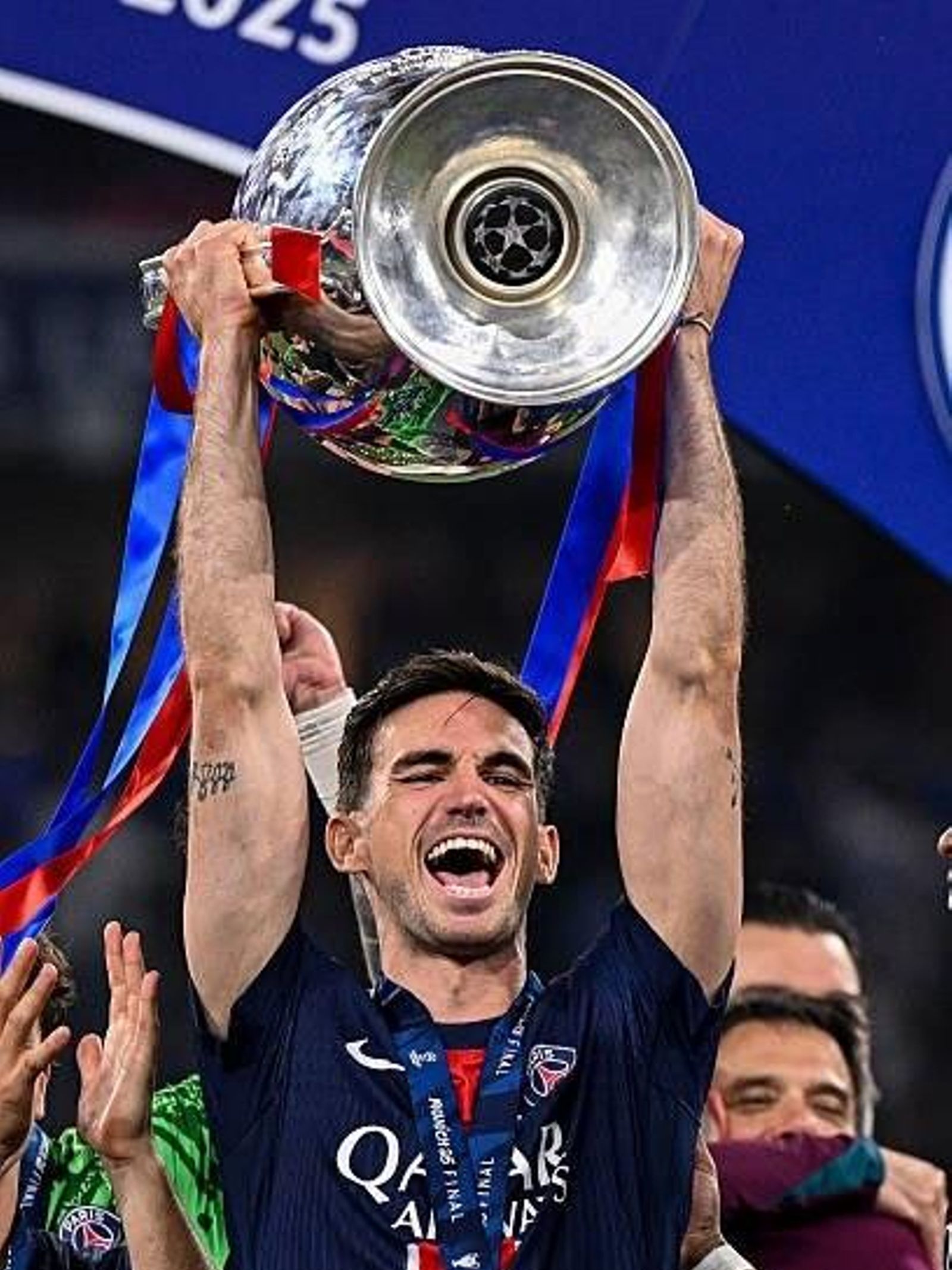 Fabián levanta la Liga de  Campeones con el PSG