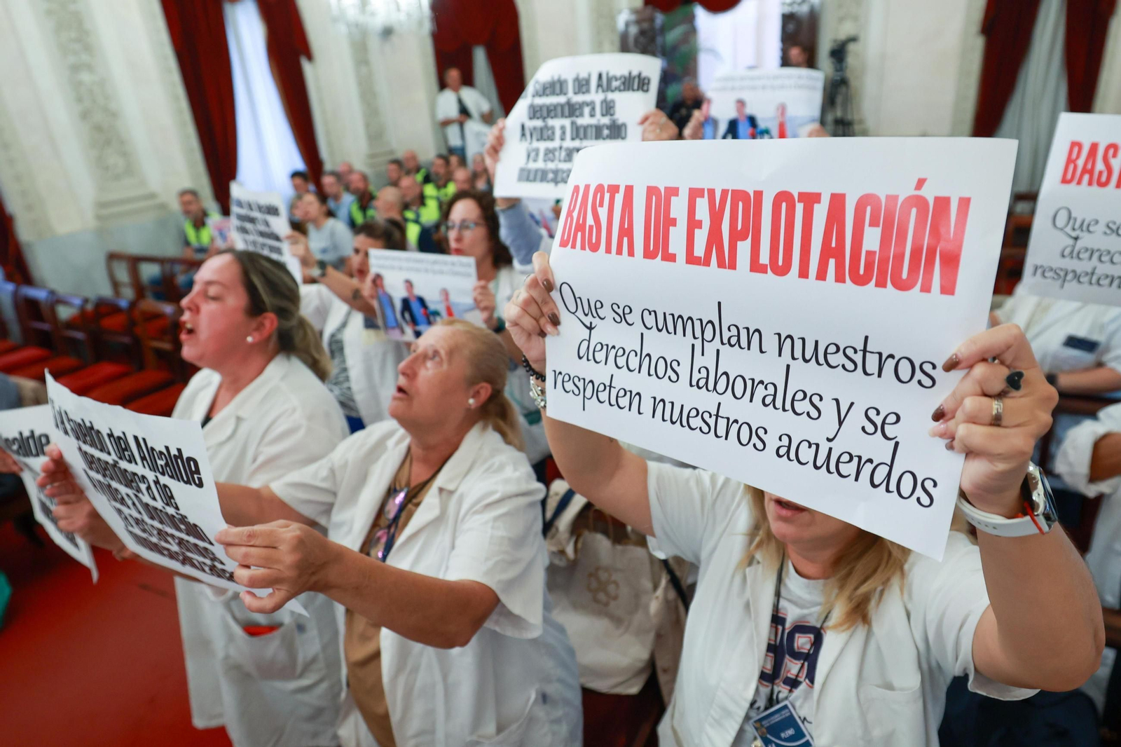Protesta de trabajadores de Ayuda a Domicilio en el Ayuntamiento de Cádiz