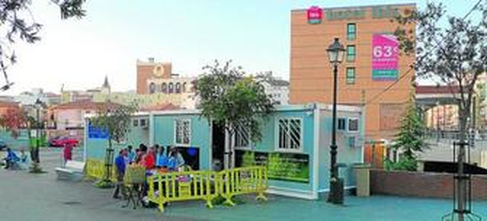 Una cola de beneficiarios de la ayuda, a la caída de la tarde de ayer en la caseta instalada por Ángeles de la Noche detrás de la explanada de Santo Domingo.