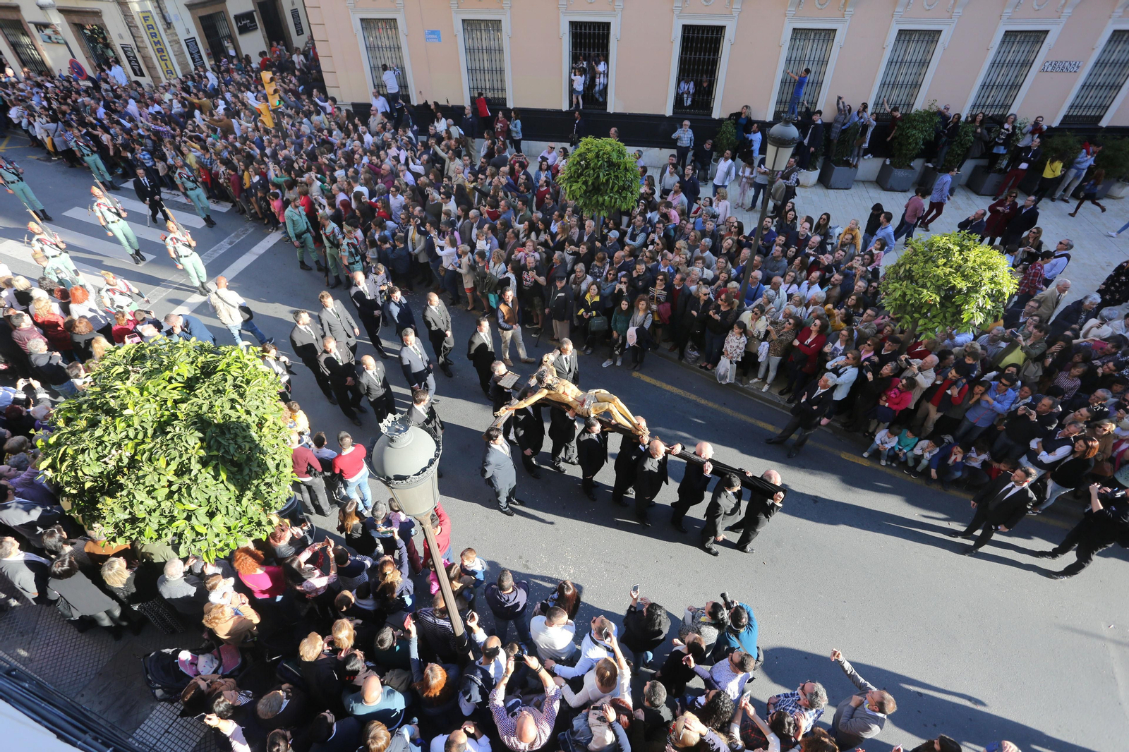 Procesión del Cristo de la Vera Cruz, escoltado por la Legión en las calles de Huelva