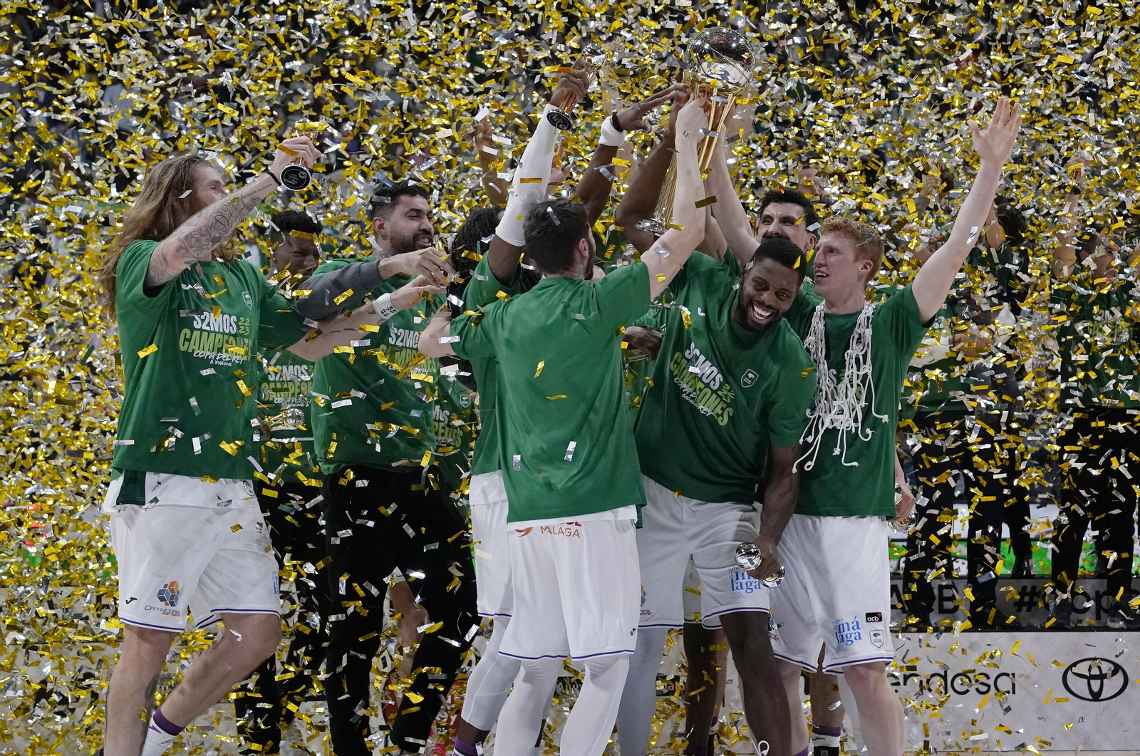 Los campeones regresan esta madrugada en chárter