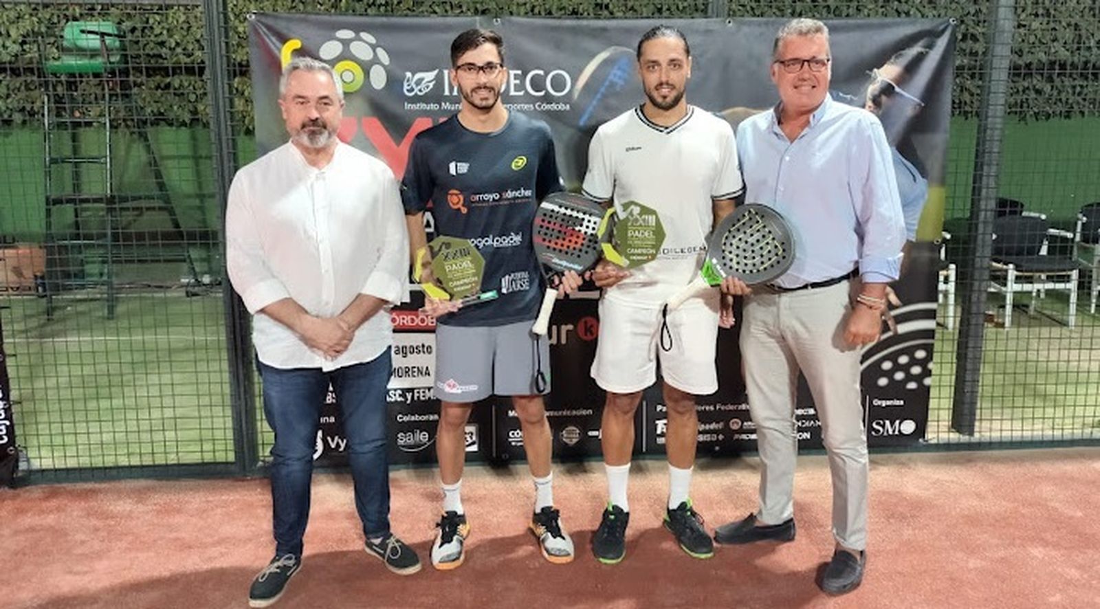 Francisco Gil y Pablo Lijó, con el trofeo de campeones.