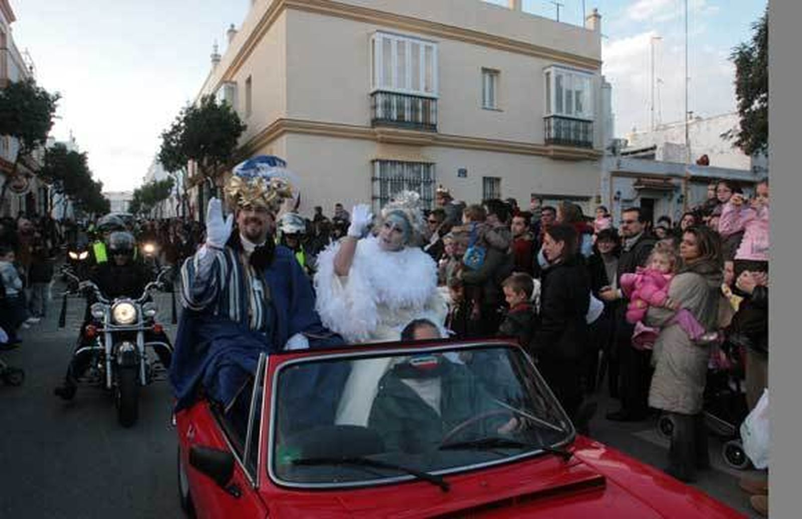 Niños y mayores disfrutaron de una tarde de ilusión que presagiaba la llegada de una noche mágica  Foto: Elias Pimentel