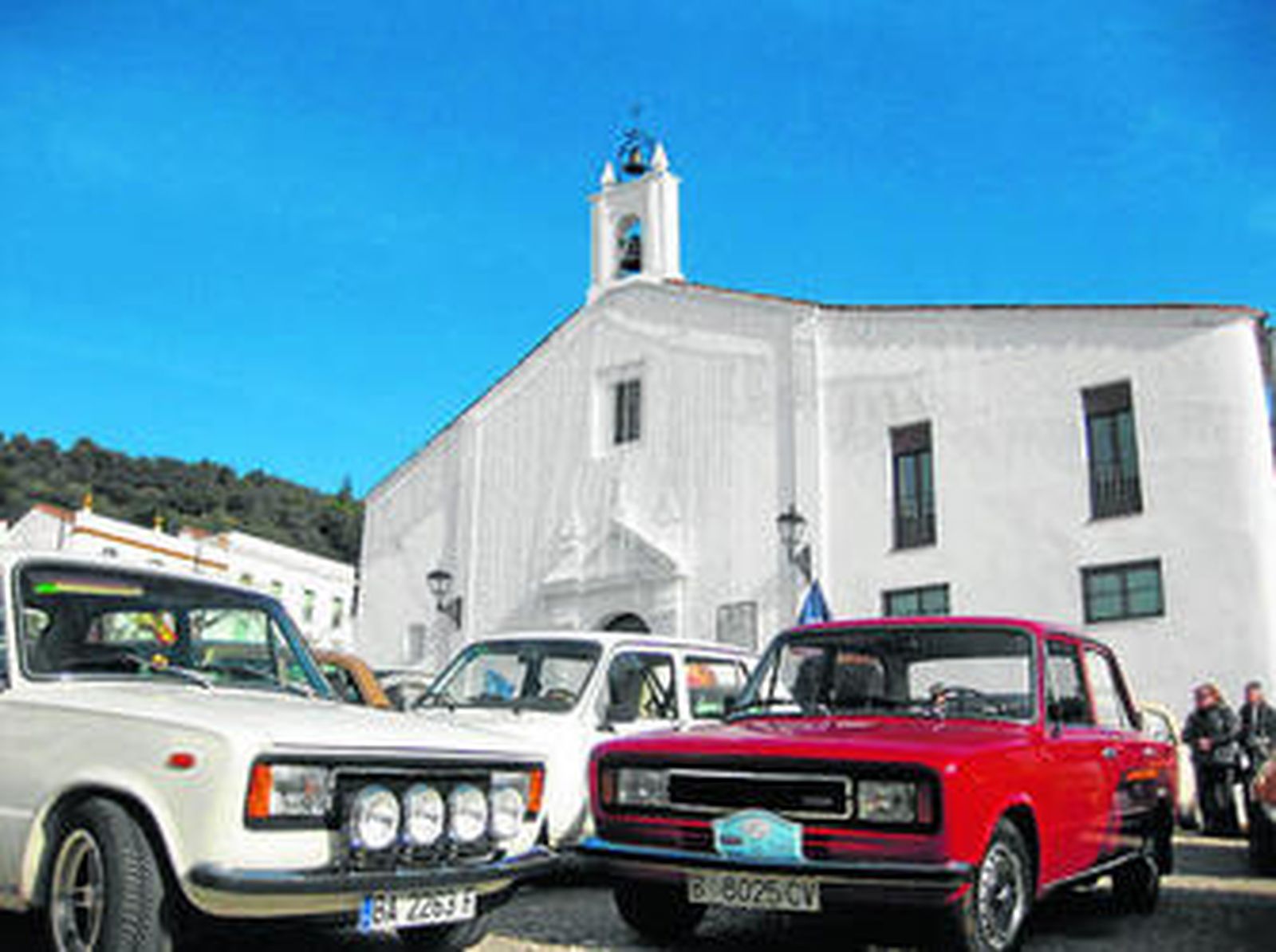 Algunos de los participantes en una edición pasada de la concentración cachonera de coches antiguos.