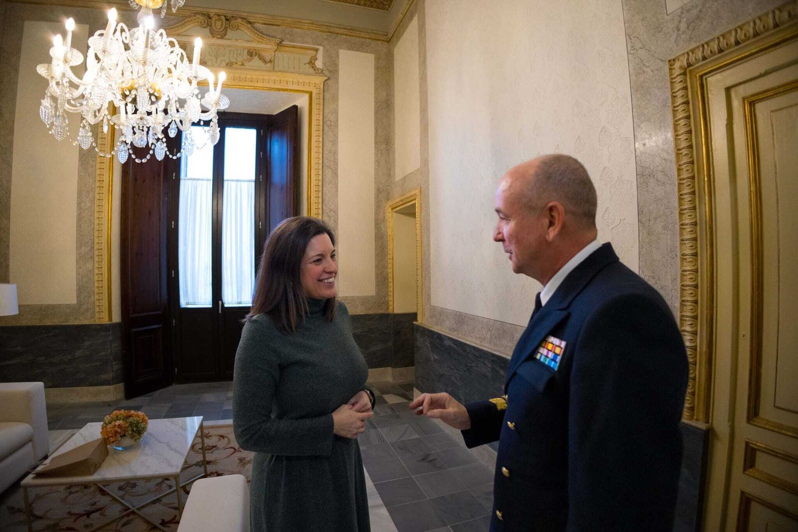 Patricia Cavada con Fernando Poole en el Ayuntamiento de San Fernando.