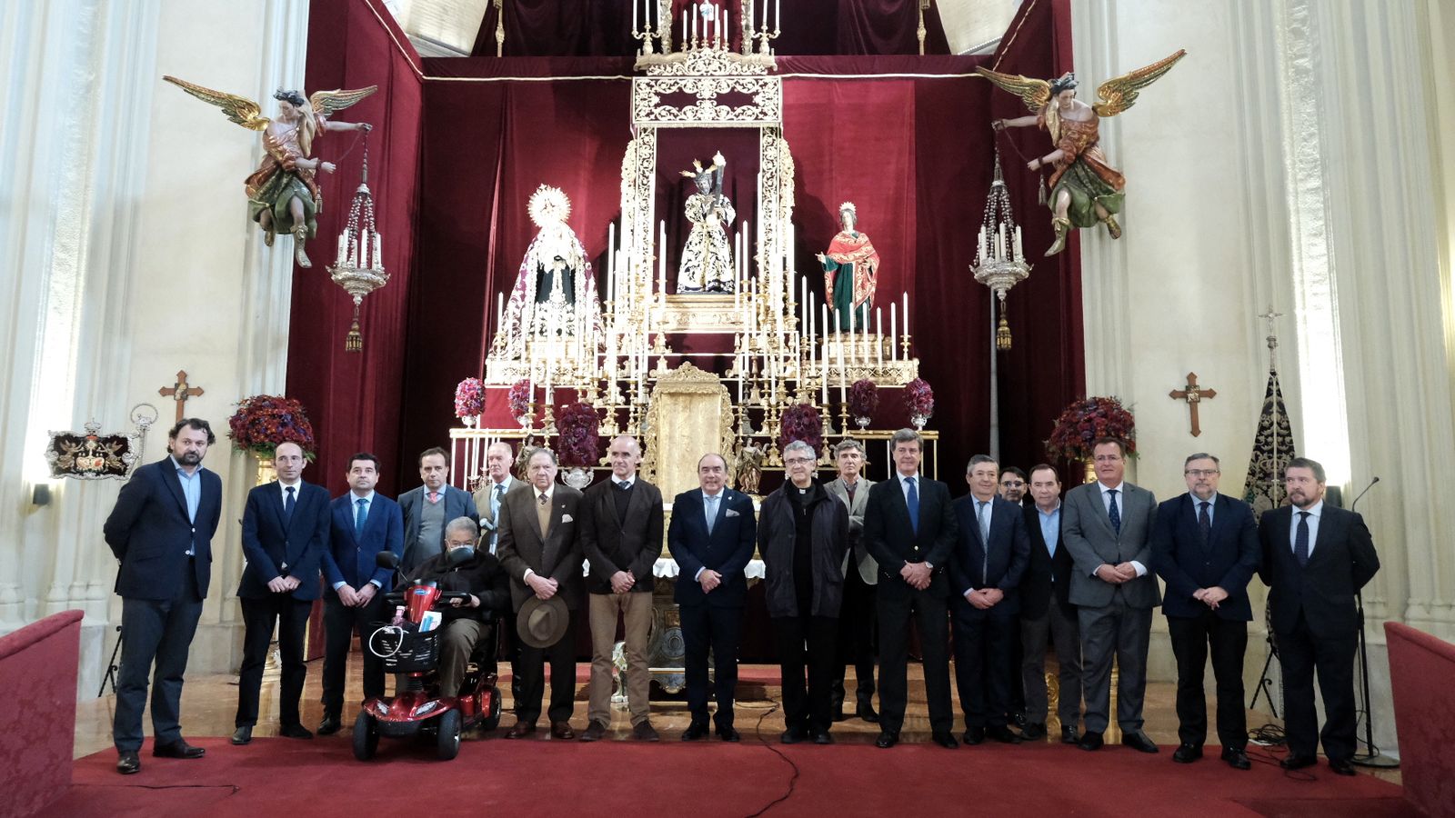 Los asistentes a la firma de la cesión definitiva del antiguo templo del Valle.