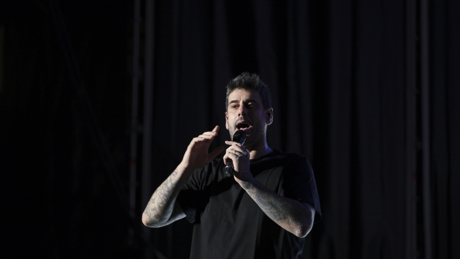 El concierto de Melendi llena de fans la Plaza de Toros de Almería, en imágenes