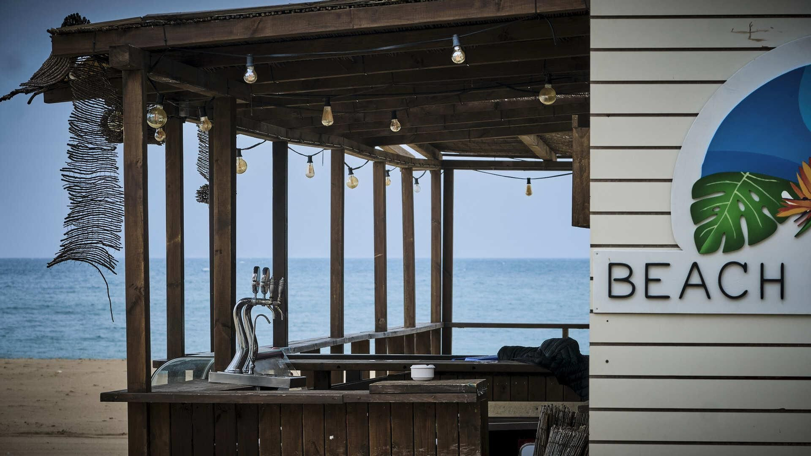 Grifos de cerveza sin uso en un chiringuito