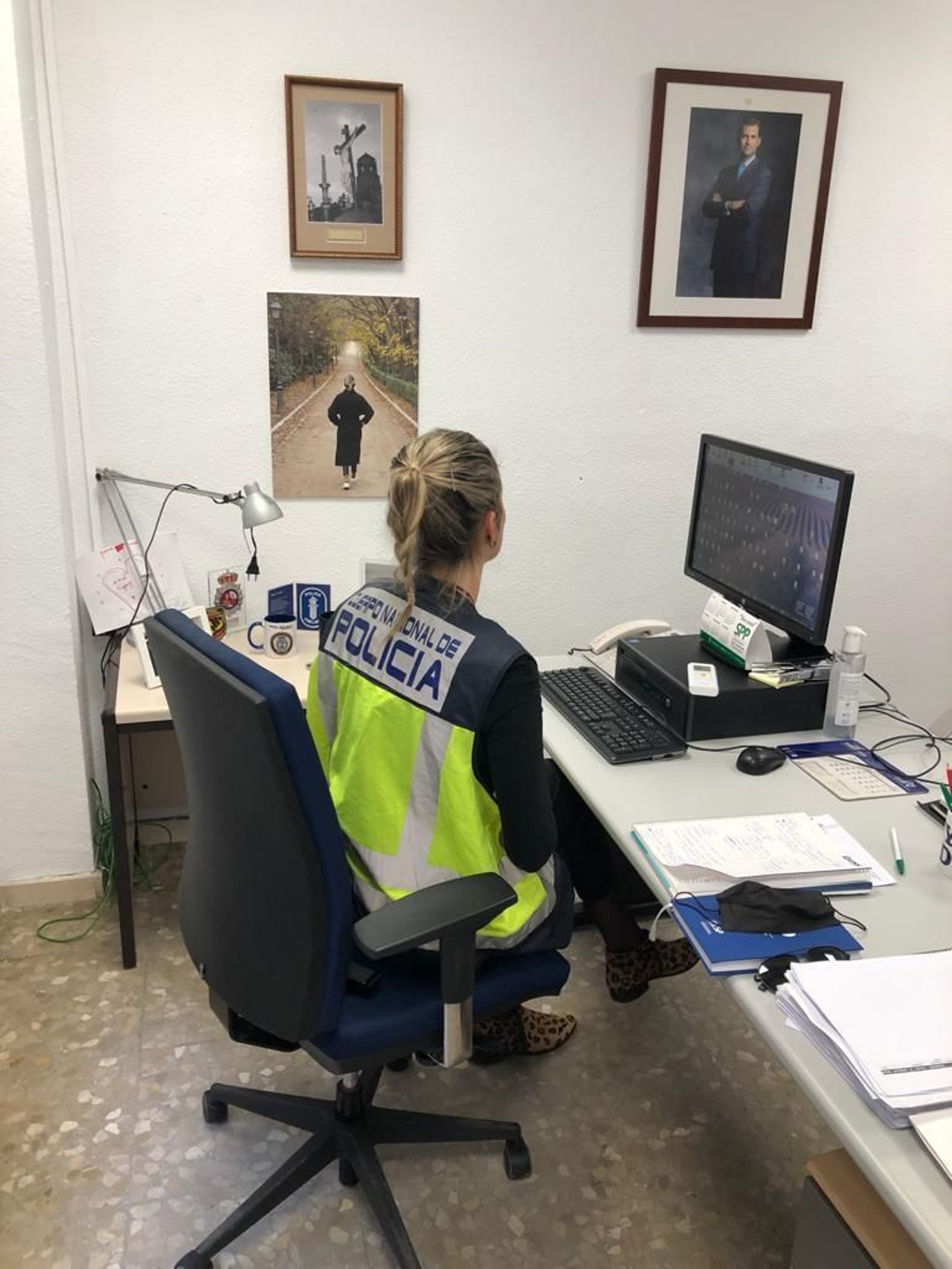 La agente trabajando en su despacho.