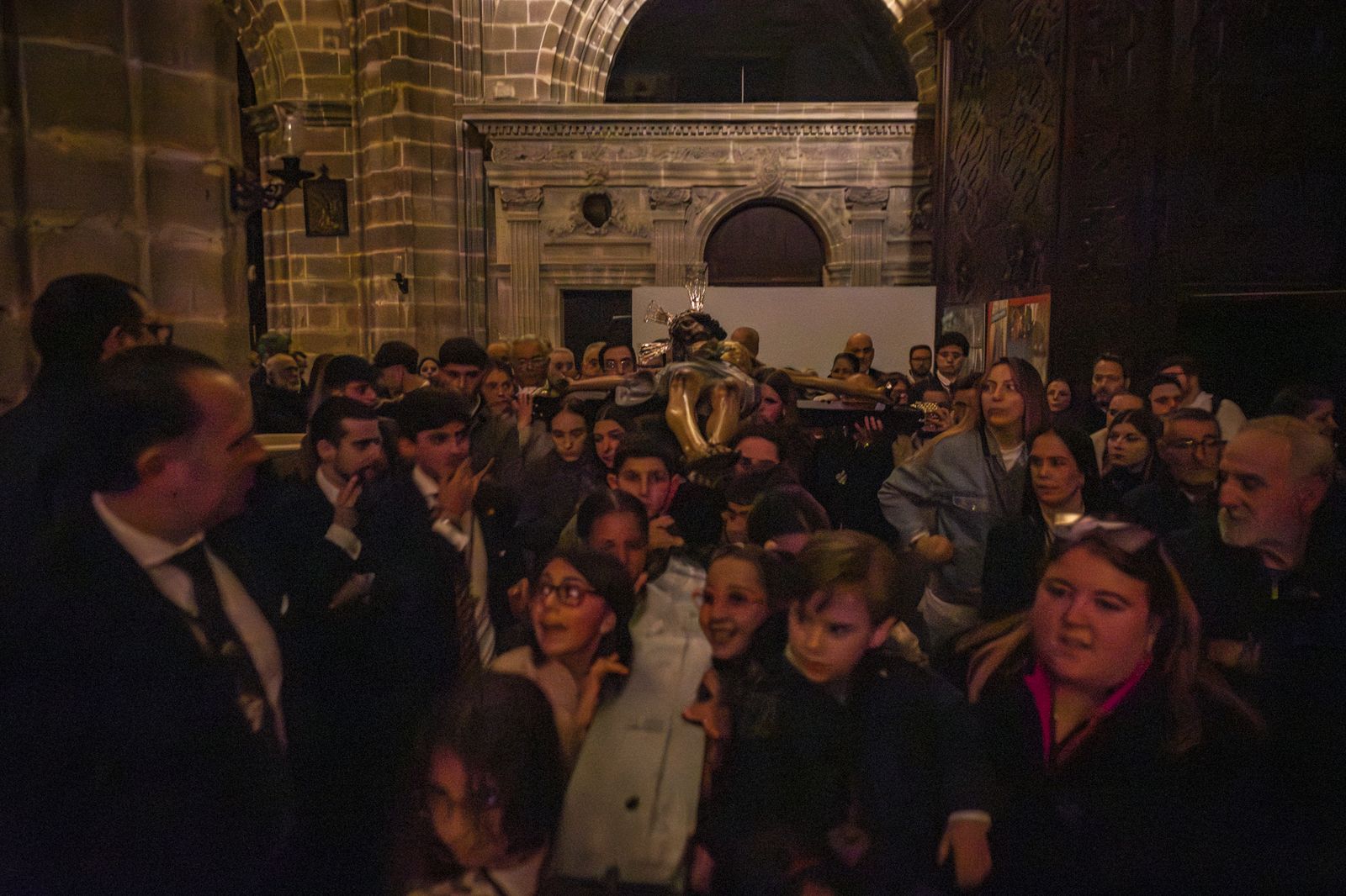 Así fue el viacrucis del Cristo de la Viga por el interior de la Catedral de Jerez