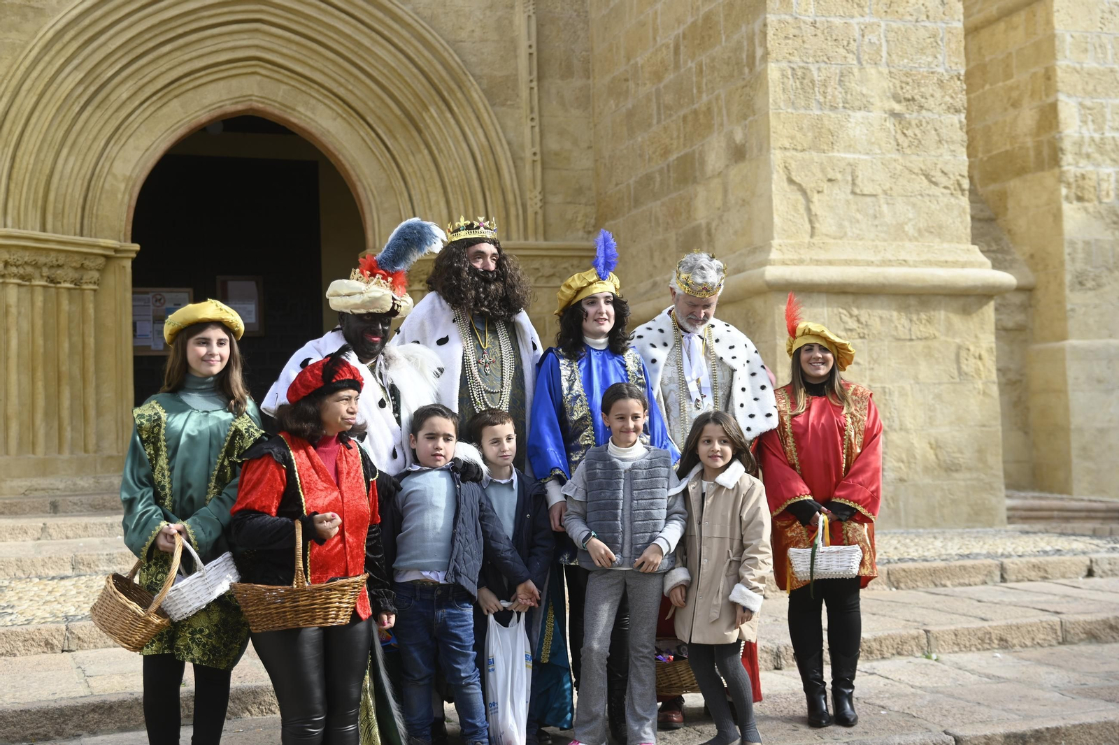 Los Reyes Magos pasean por Córdoba en coche de caballos, en imágenes