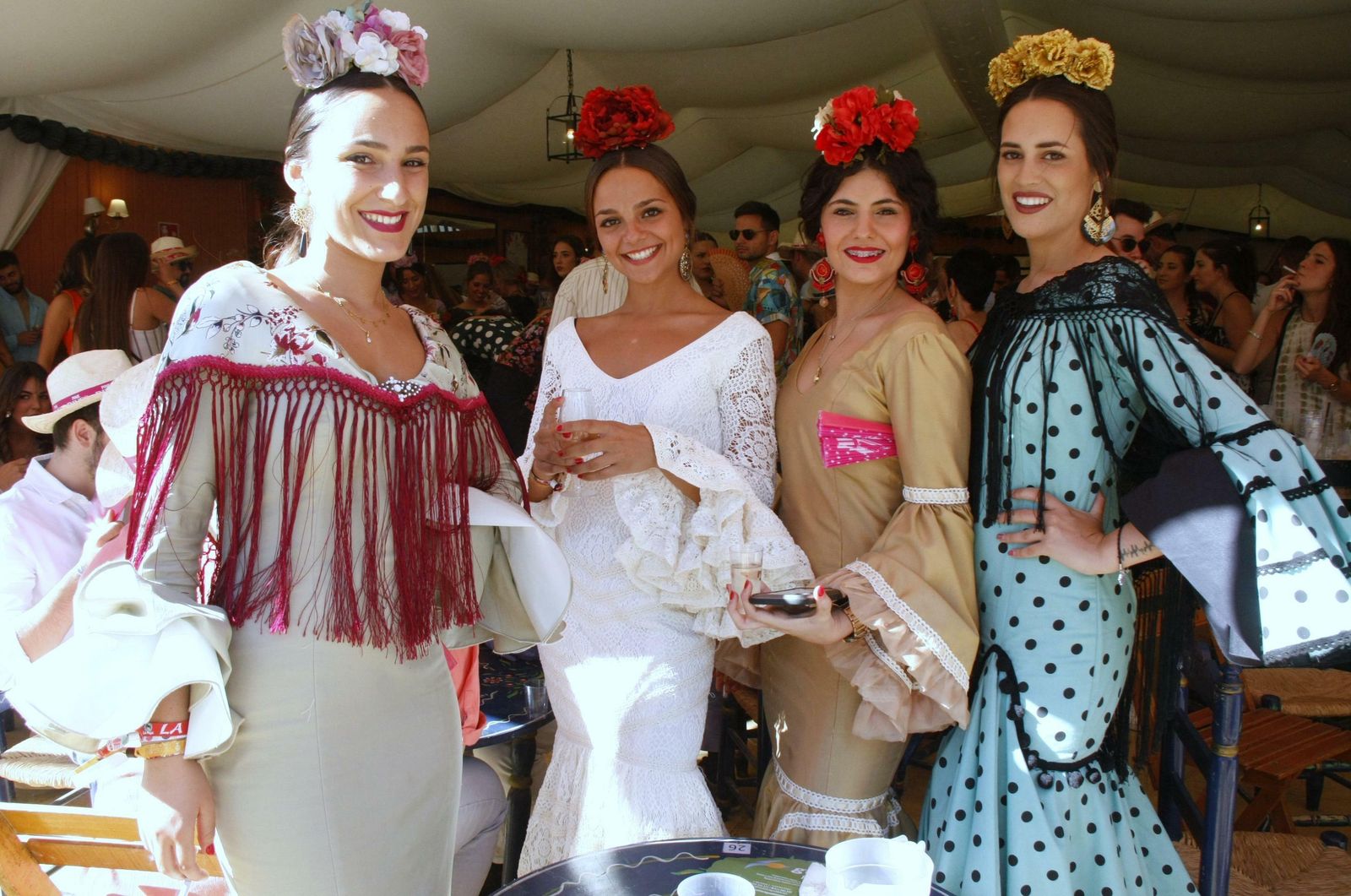 A pesar de que el cansancia ya va haciendo mella, muchas flamencas siguen luciendo perfectas y radiantes a pesar del calor, el Levante y el albero.