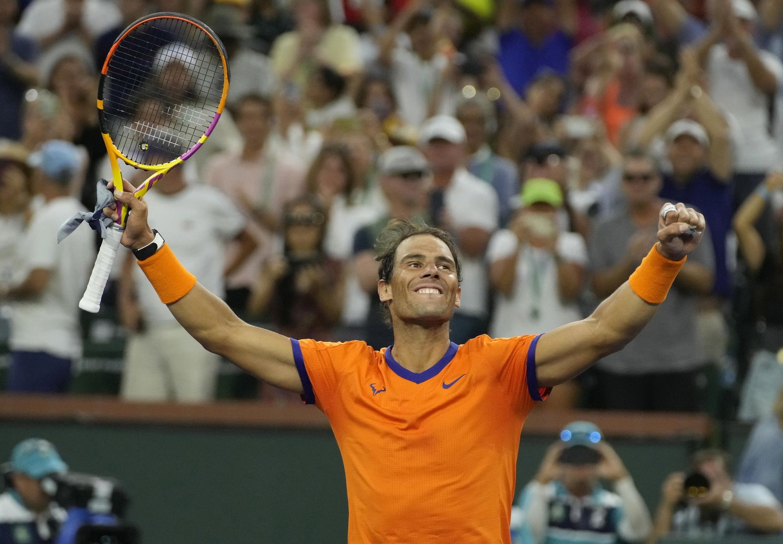 Nadal, levantando los brazos tras ganar a Alcaraz