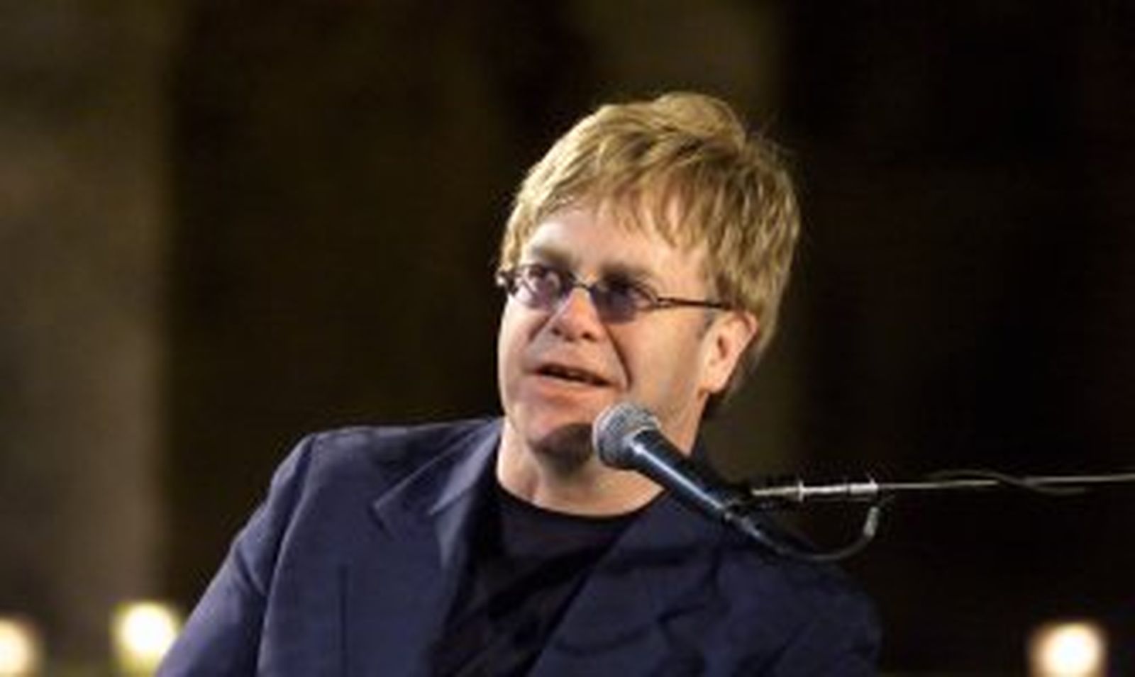 Elton John, hospitalizado a causa de una grave gripe