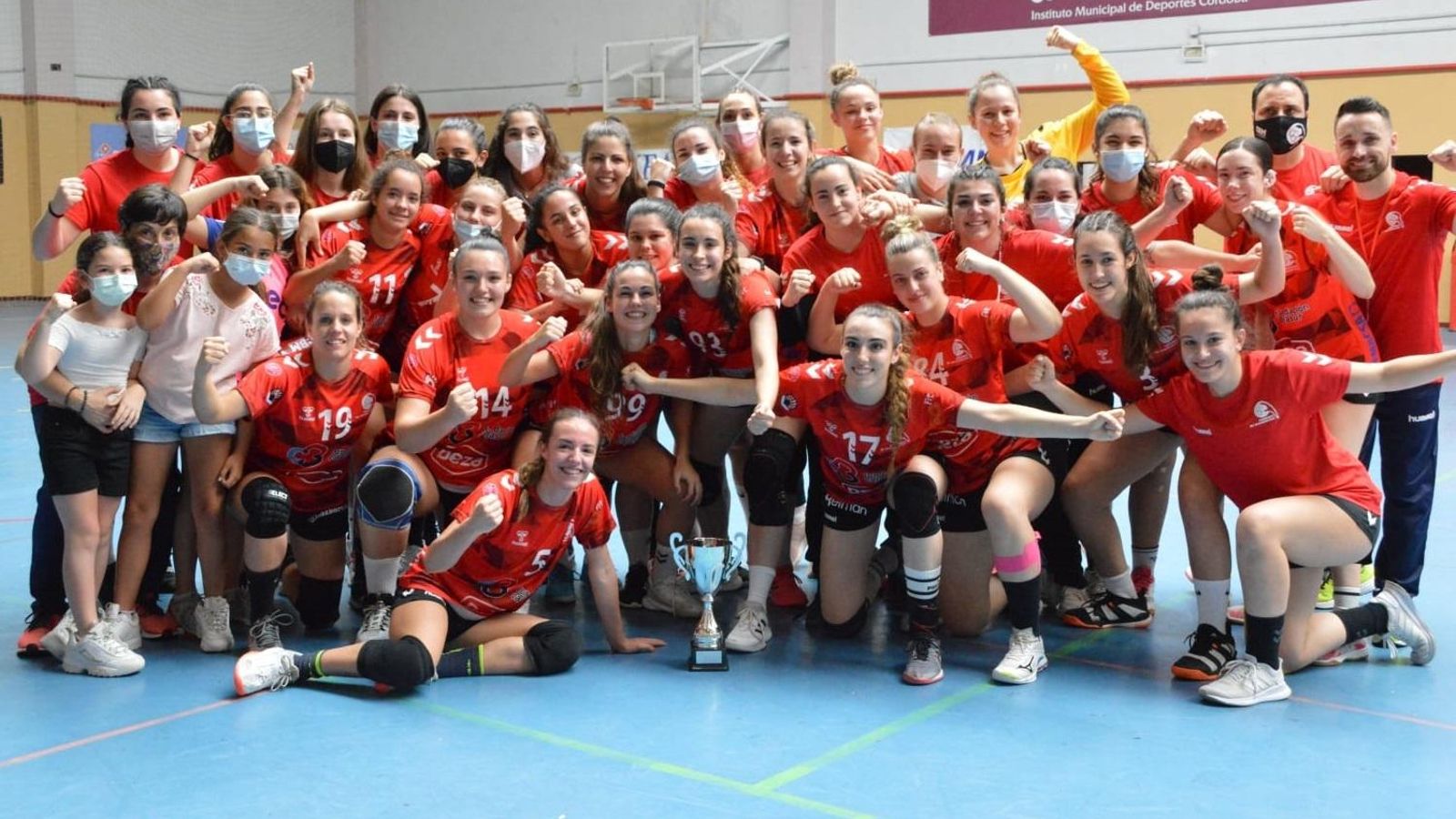 Las jugadoras granates celebran su ascenso en Fátima. Las jugadoras granates celebran su ascenso en Fátima.