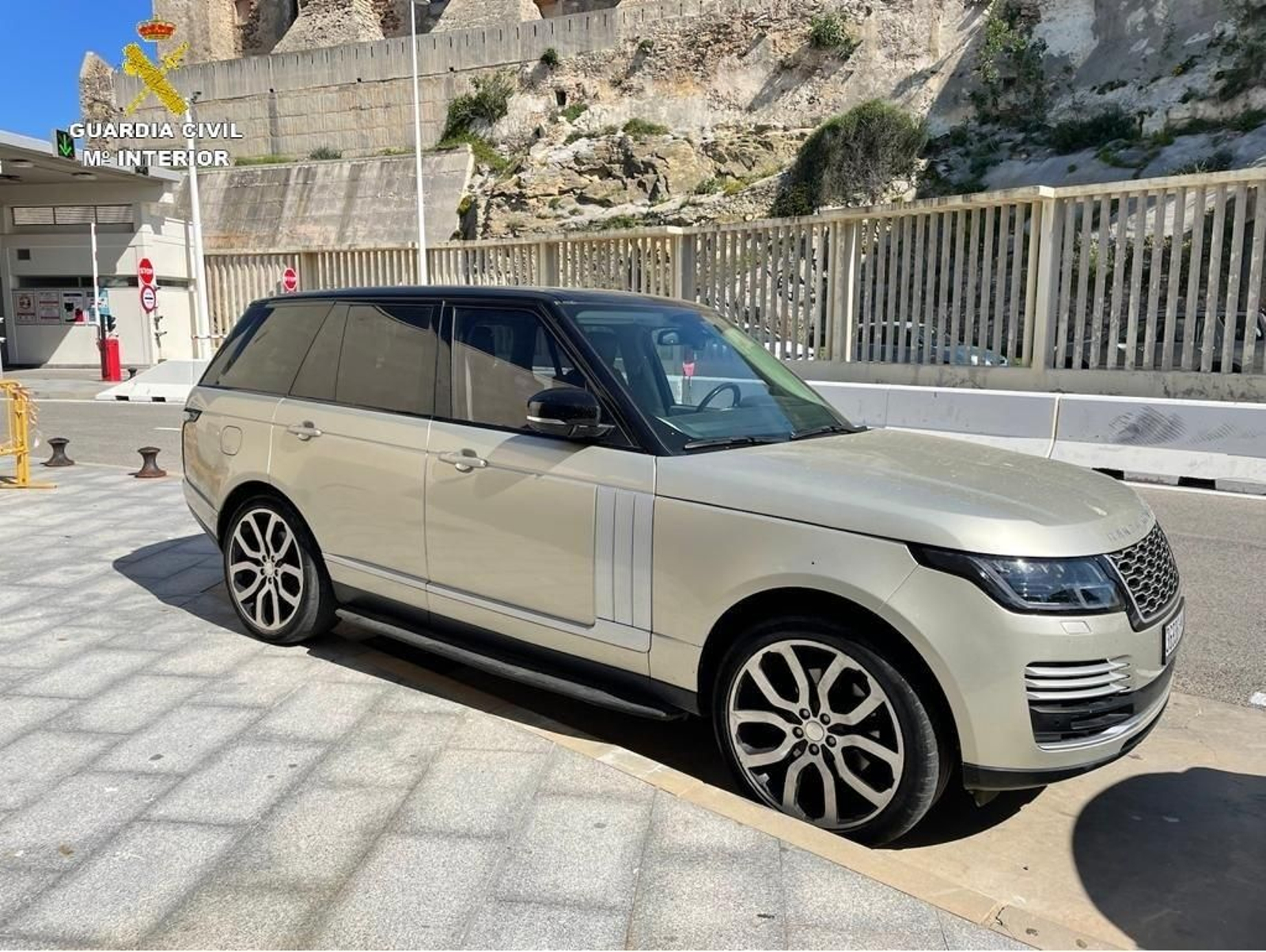 Uno de los vehículos recuperados en el Puerto de Tarifa.