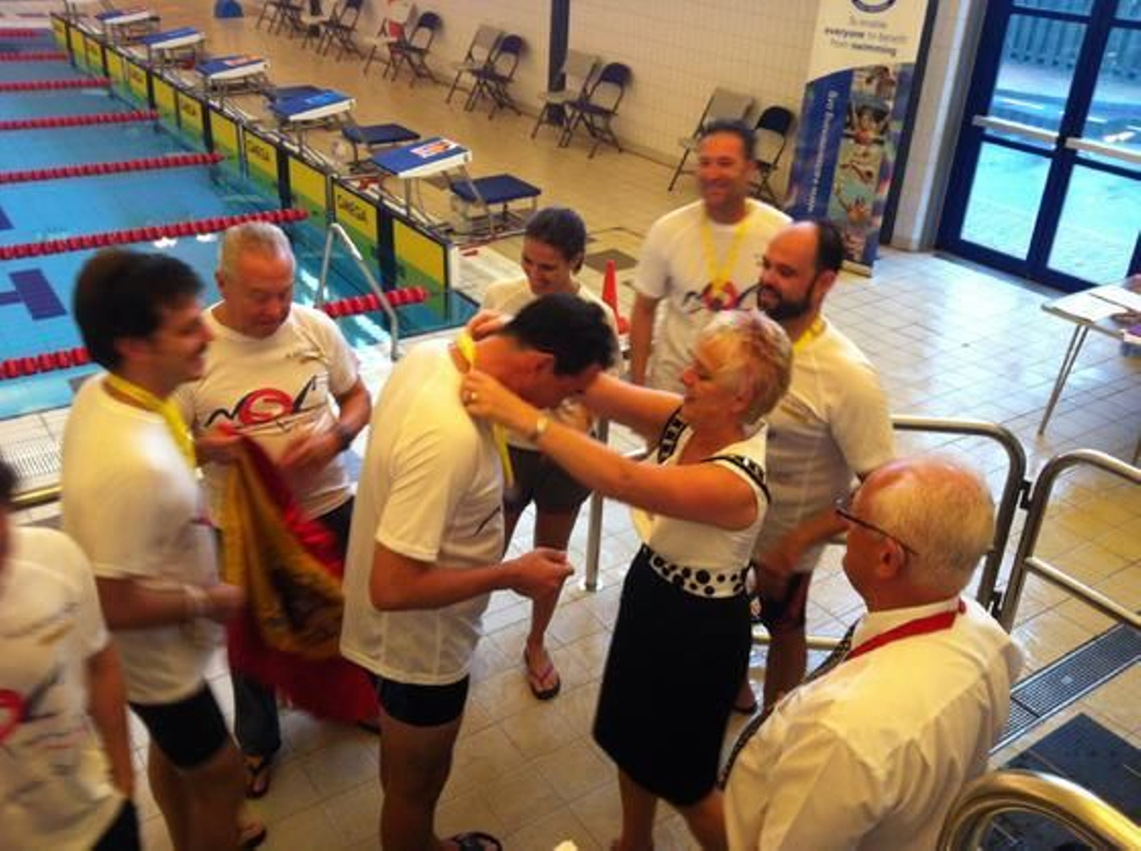 La Presidenta de la ASA coloca una medalla a Javier Gómez