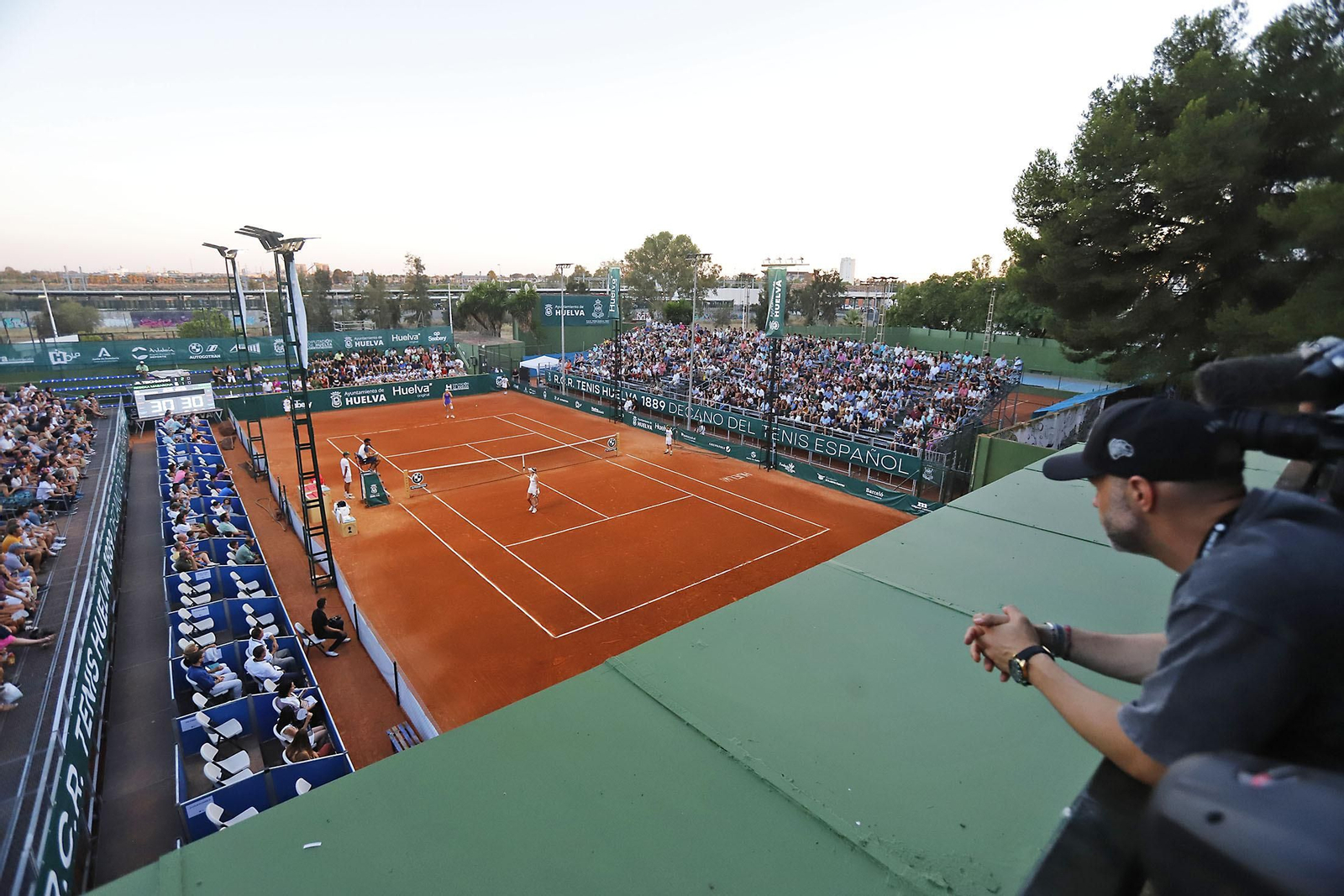 Imágenes del ambiente en la final femenina de la Copa del Rey de tenis de Huelva