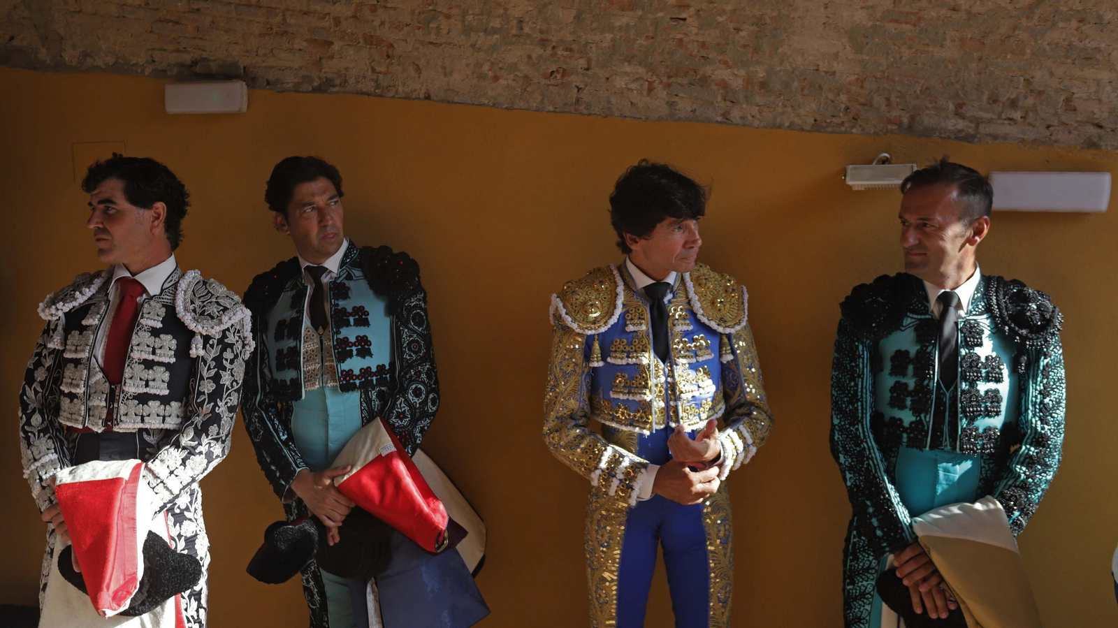 Fotos de la corrida del viernes de la Feria de La Línea: Curro Díaz, Manuel Escribano y David Galván