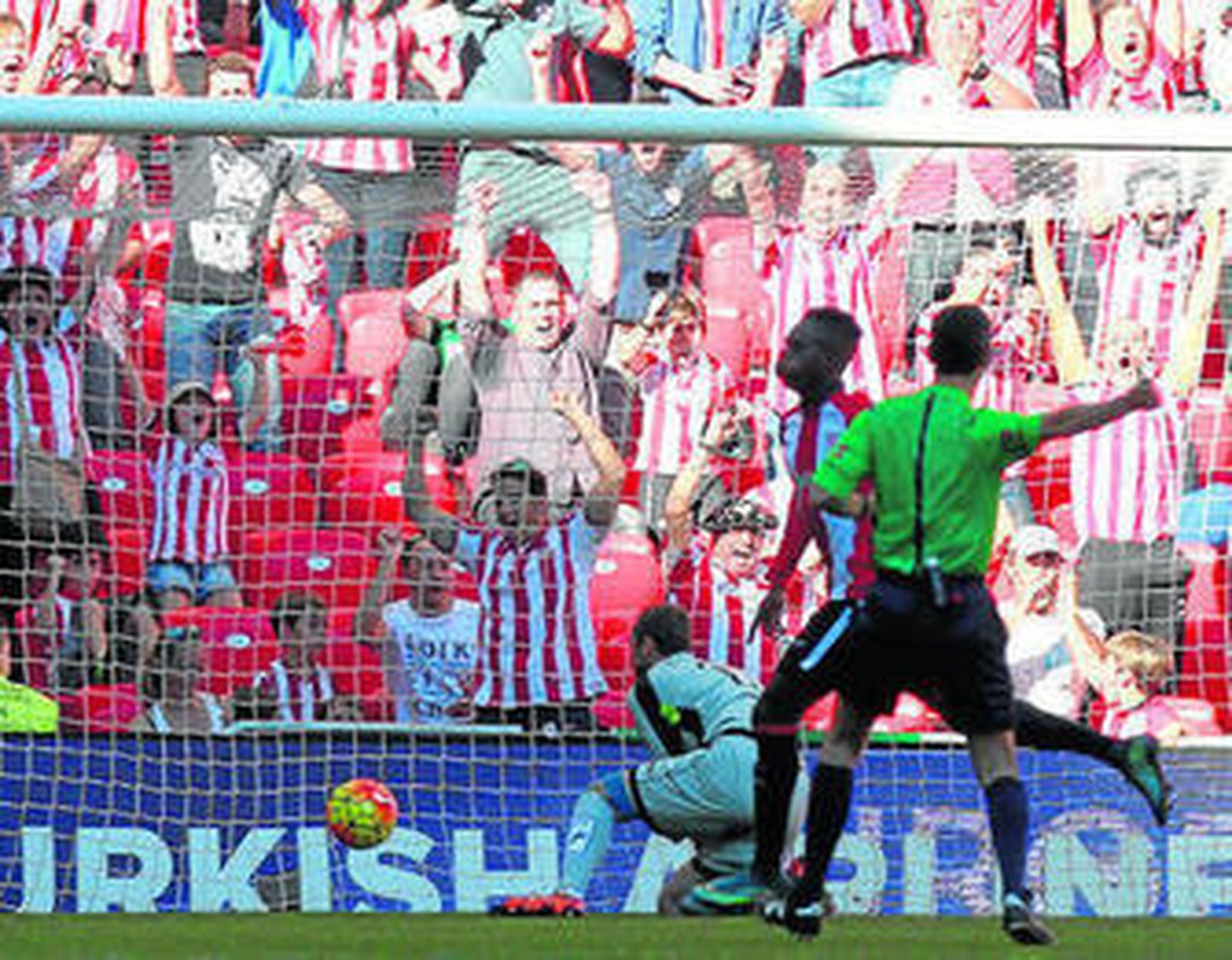 Williams celebra su golazo ante el asombro de la grada de San Mamés.