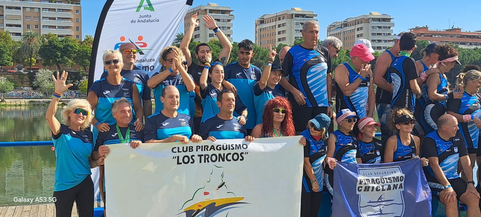 Miembros del conjunto almeriense subidos al podio durante el Campeonato de Andalucía de Dragon Boat.