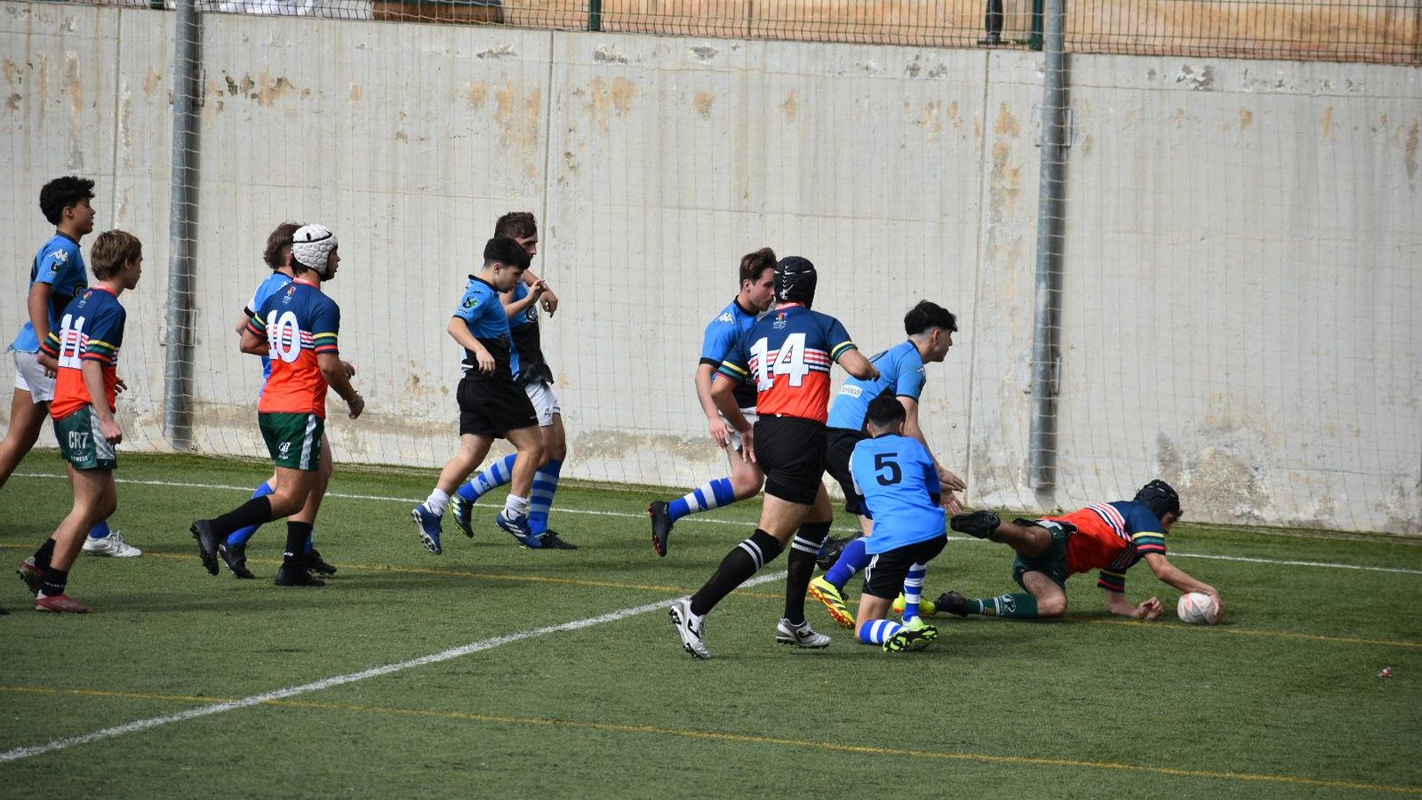 Pablo Liébanas firma un ensayo.