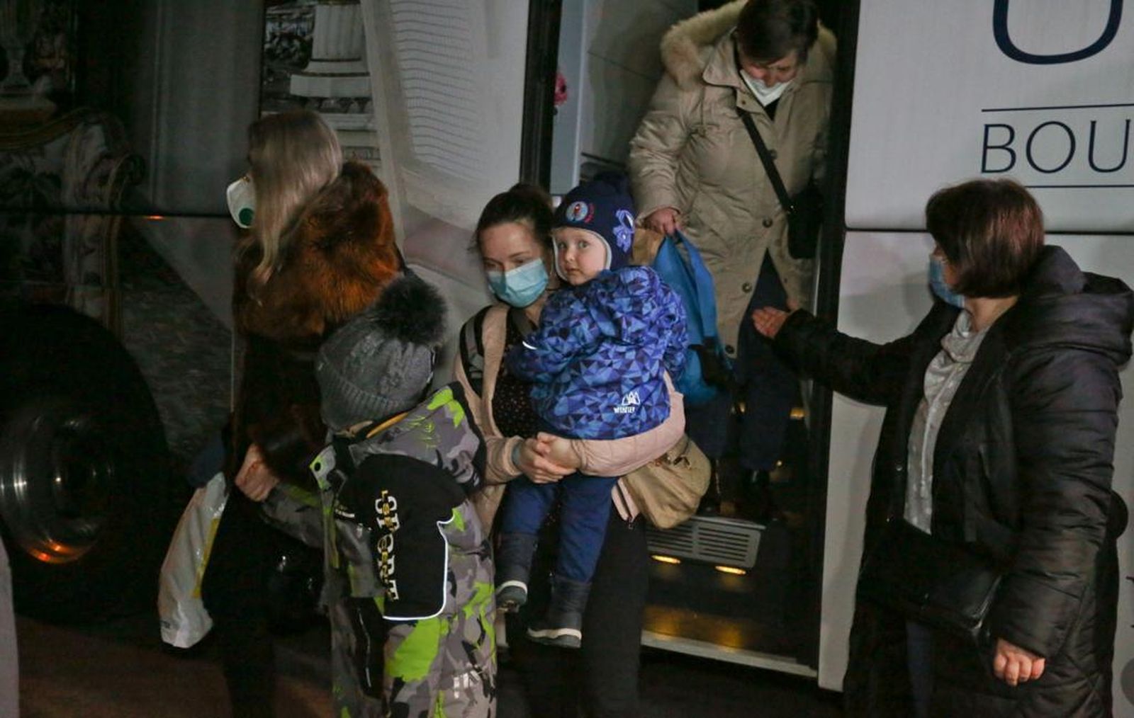 La llegada a Málaga del autobús con 47 ucranianos, en fotos