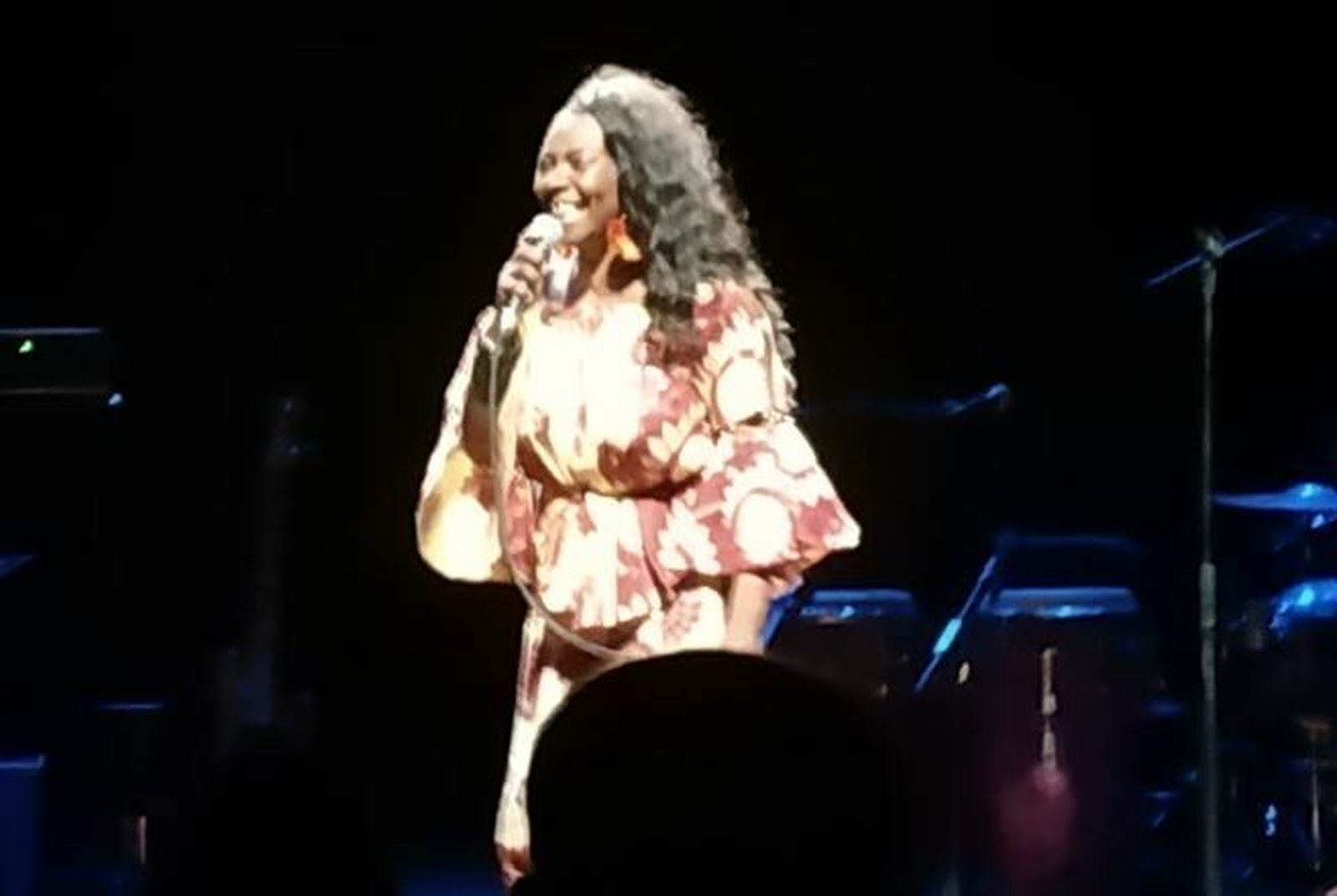 Buika, radiante, feliz