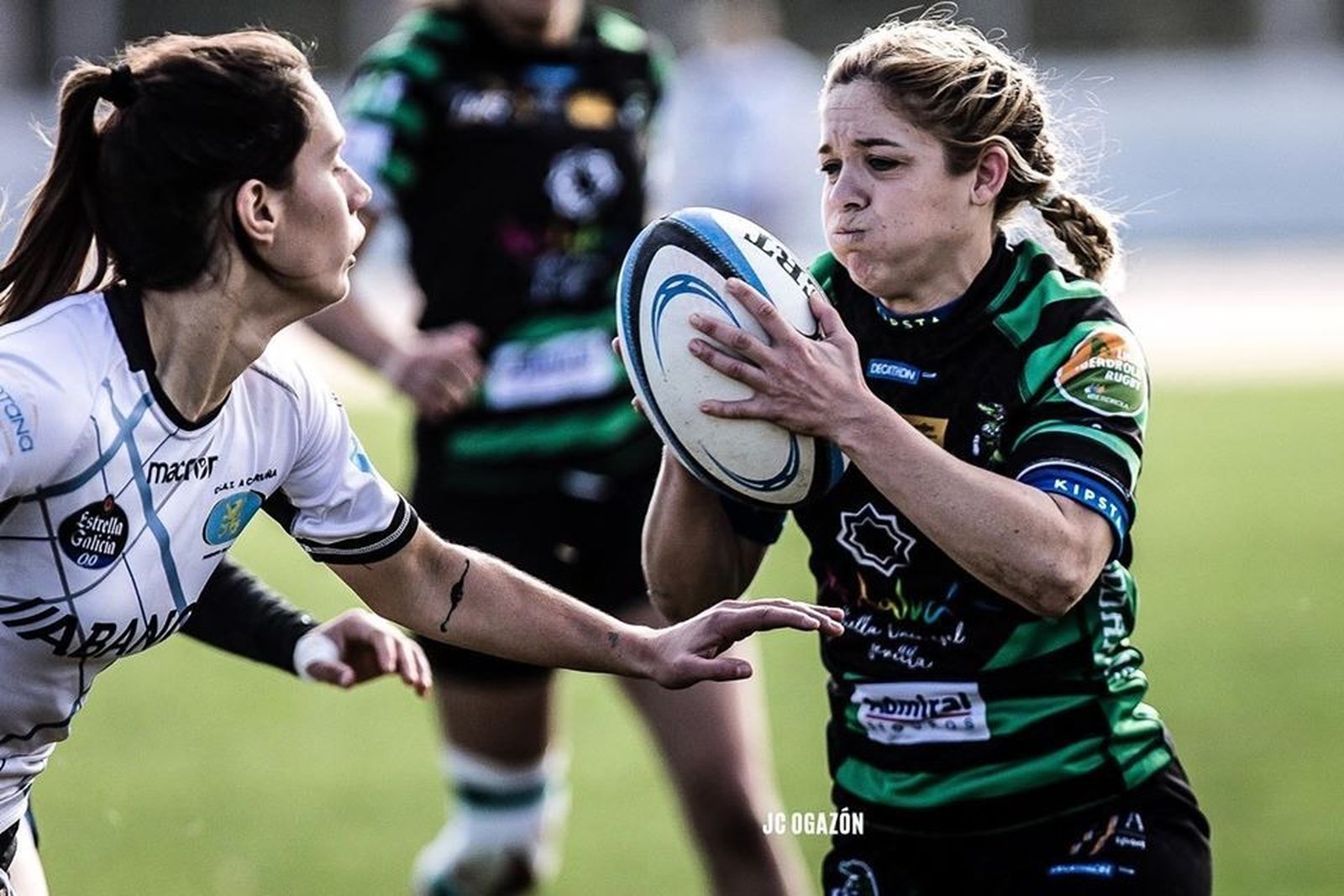 Cristina Cabas avanza con el oval en un partido contra el CRAT.