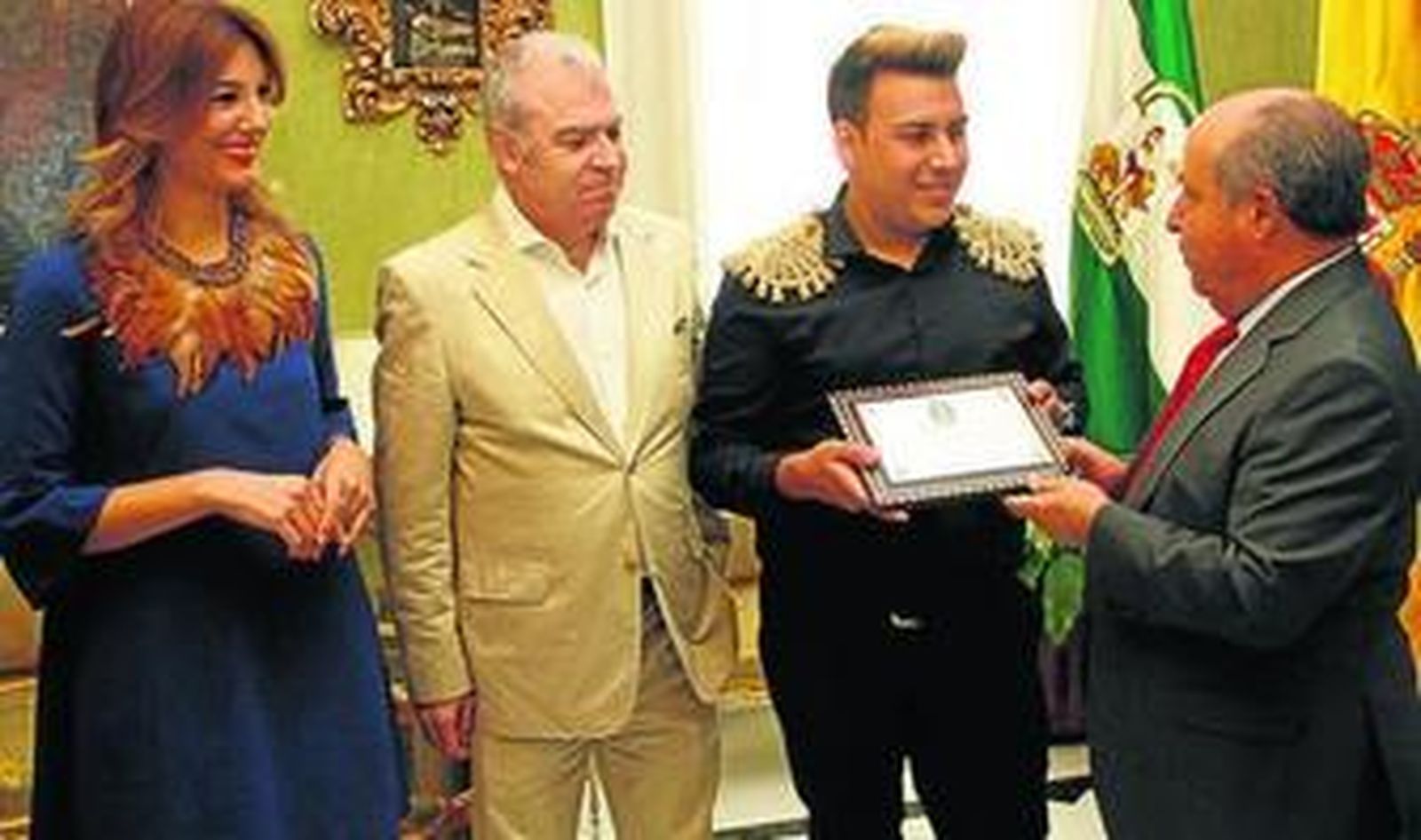 Raquel Nofuentes, José Ruiz Naranjo y Manuel Marfil con José Torres Hurtaddo.